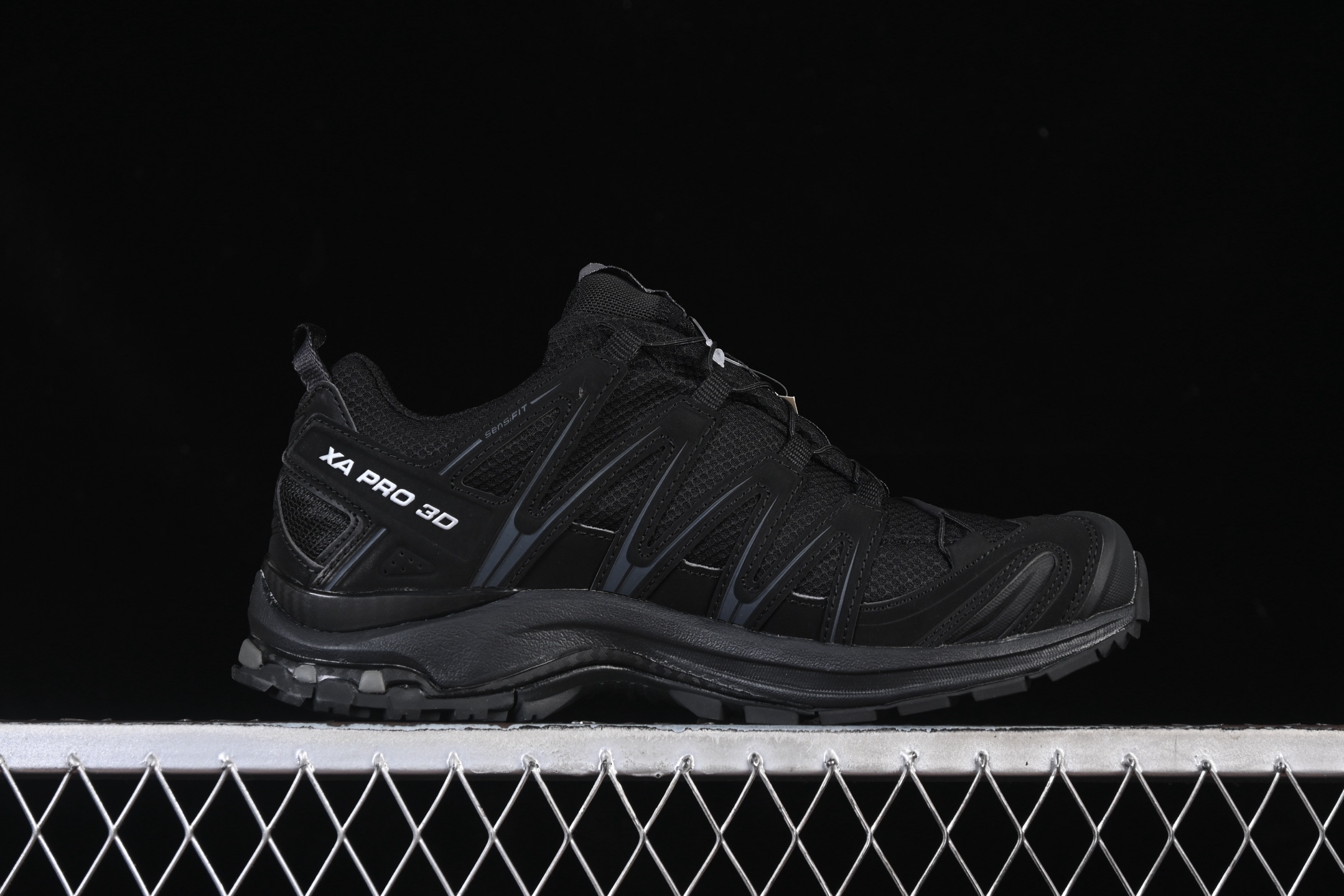 💰360纯原
 Salomon XA PRO 3D 萨洛蒙户外越野跑鞋 393322-23
#鞋面采用SENSIFIT贴合技术 全方位贴合包裹脚型 鞋跟部鞋底牵引设计 提供强大的抓地性能 更适应野外崎岖不平的道路 其3D ADVANCED CHASSIS底盘 材料轻量大化 钉齿设计更具稳定性、防护性 鞋底易磨损区运用CONTAGRIP高耐磨材料 应对城市硬质路面长距离跑考验
尺码：36 36.5 37 38 38.5 39 40 40.5 41 42 42.5 43 44 44.5 45 46 HCD4