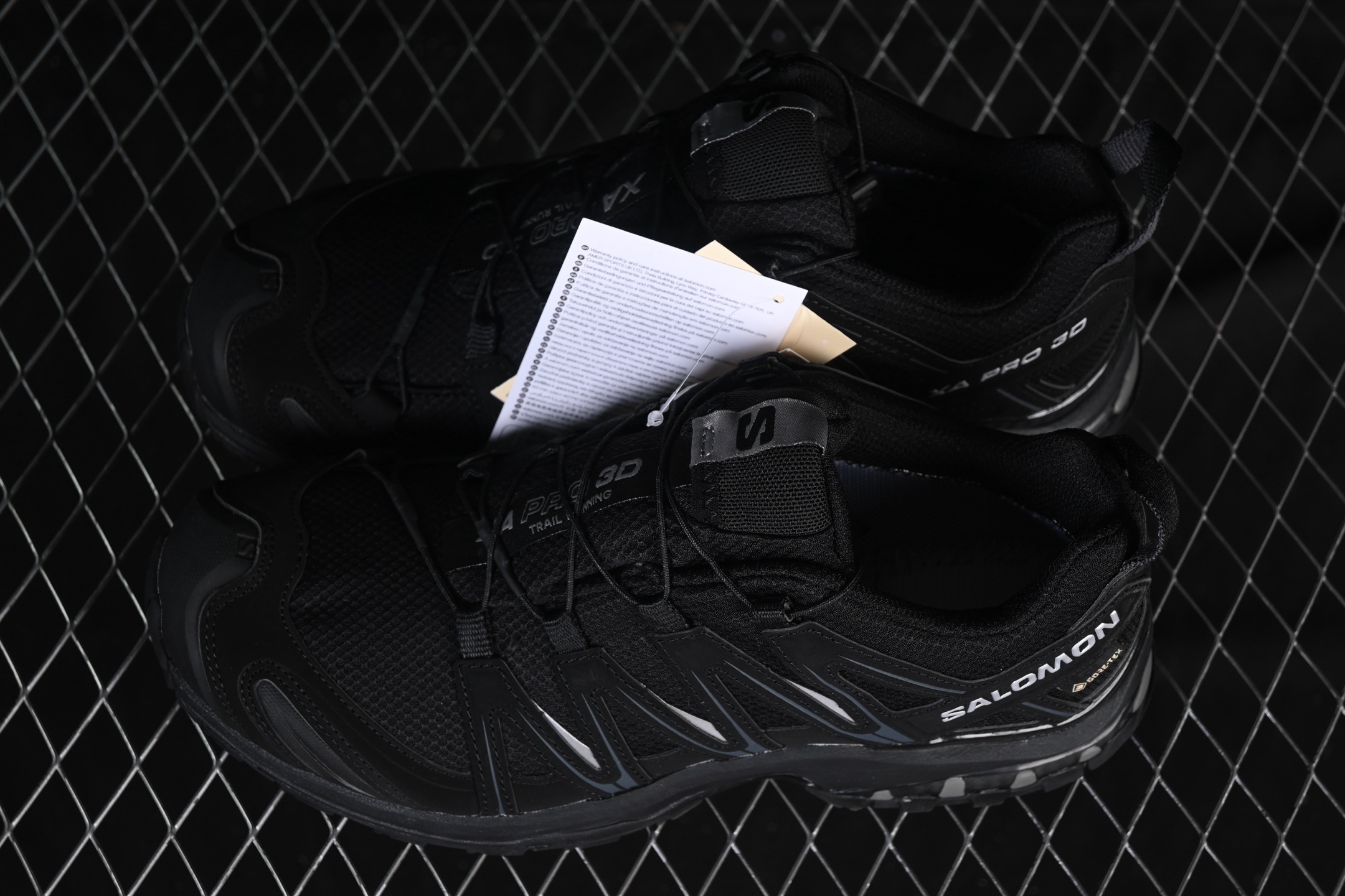 💰360纯原
 Salomon XA PRO 3D 萨洛蒙户外越野跑鞋 393322-23
#鞋面采用SENSIFIT贴合技术 全方位贴合包裹脚型 鞋跟部鞋底牵引设计 提供强大的抓地性能 更适应野外崎岖不平的道路 其3D ADVANCED CHASSIS底盘 材料轻量大化 钉齿设计更具稳定性、防护性 鞋底易磨损区运用CONTAGRIP高耐磨材料 应对城市硬质路面长距离跑考验
尺码：36 36.5 37 38 38.5 39 40 40.5 41 42 42.5 43 44 44.5 45 46 HCD4