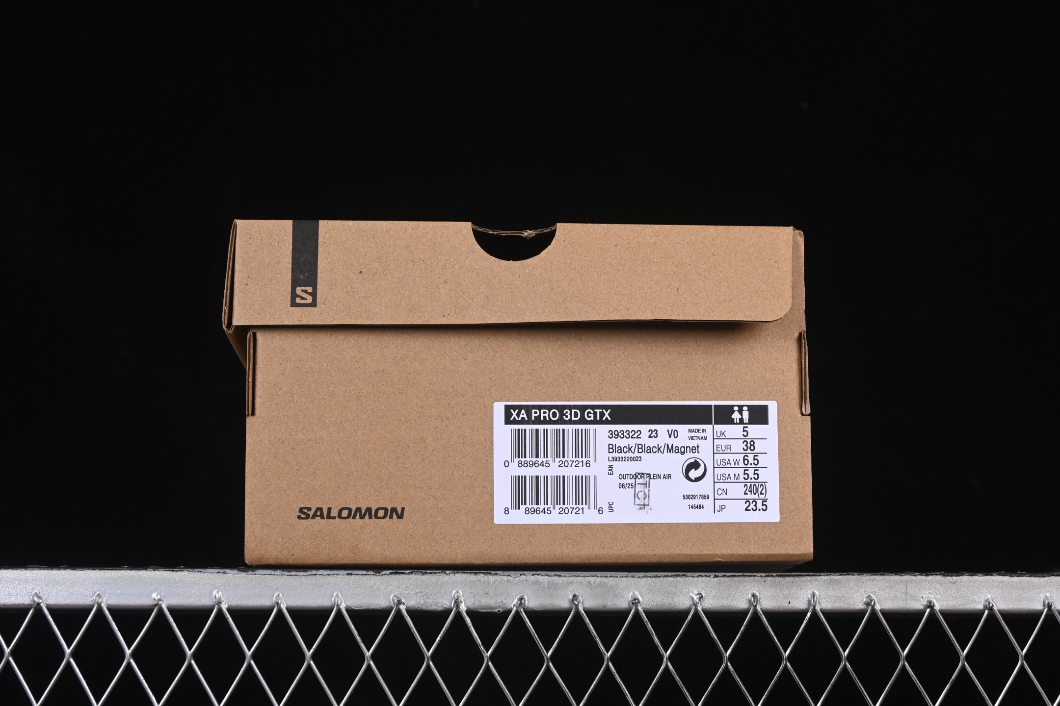 💰360纯原
 Salomon XA PRO 3D 萨洛蒙户外越野跑鞋 393322-23
#鞋面采用SENSIFIT贴合技术 全方位贴合包裹脚型 鞋跟部鞋底牵引设计 提供强大的抓地性能 更适应野外崎岖不平的道路 其3D ADVANCED CHASSIS底盘 材料轻量大化 钉齿设计更具稳定性、防护性 鞋底易磨损区运用CONTAGRIP高耐磨材料 应对城市硬质路面长距离跑考验
尺码：36 36.5 37 38 38.5 39 40 40.5 41 42 42.5 43 44 44.5 45 46 HCD4