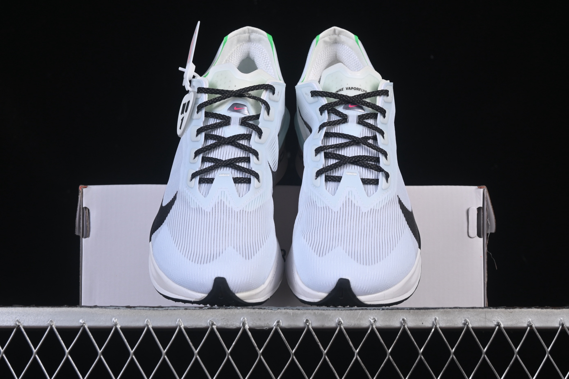 💰340 纯原 Nike ZoomX Vaporfly NEXT% 4 马拉松系列公路竞速超轻缓震跑步鞋 HF6414-101
#鞋款轻盈，同时保持出色性能表现。此鞋款质感轻盈，无论是日常畅跑还是马拉松，皆可轻松驾驭。
尺码：39 40 40.5 41 42 42.5 43 44 44.5 45 AJE5