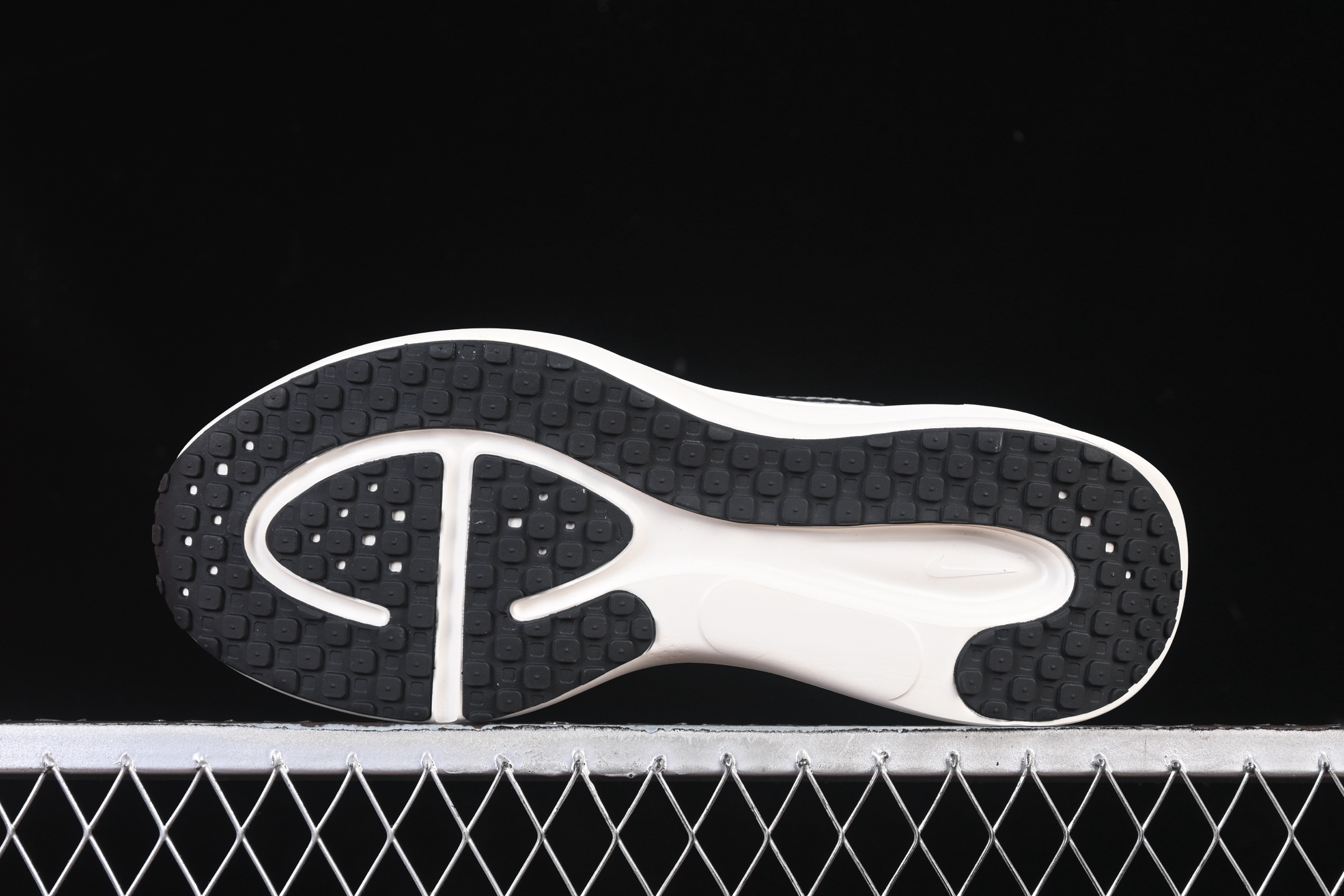 💰200纯原
 Nike Revolution 8 耐克轻便跑步鞋网面透气休闲鞋 HJ9198-300
尺码：39 40 40.5 41 42 42.5 43 44 44.5 45 AJC3