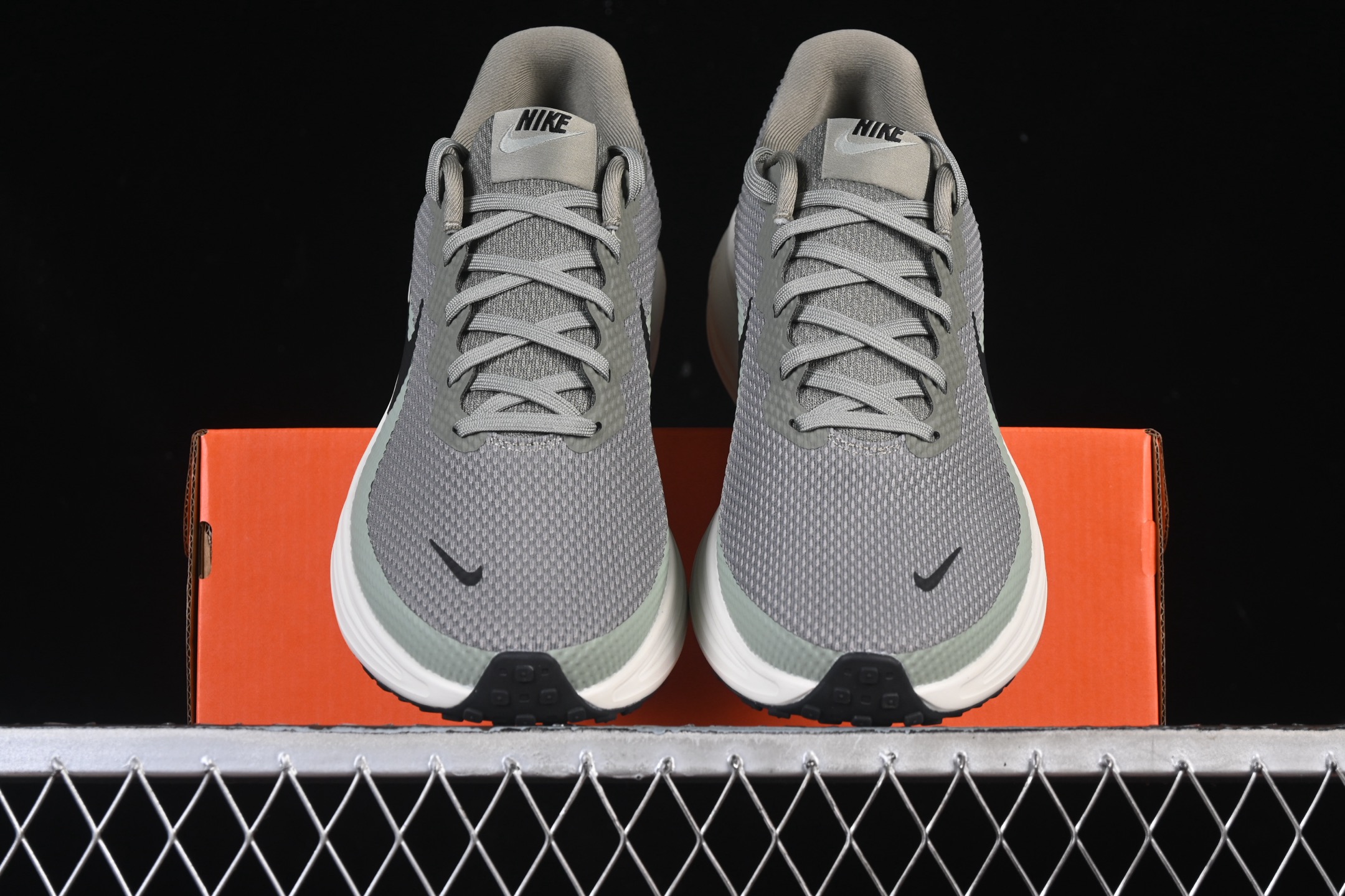 💰200纯原
 Nike Revolution 8 耐克轻便跑步鞋网面透气休闲鞋 HJ9198-300
尺码：39 40 40.5 41 42 42.5 43 44 44.5 45 AJC3