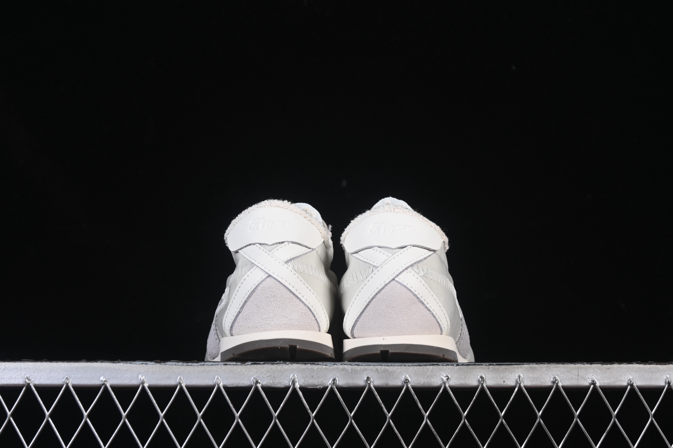 💰220纯原
 OnitsukaTiger Corsair A55 鬼塚虎低帮生活休闲鞋 1183C317-020
尺码：35 36 37 37.5 38 39 39.5 40 40.5 41.5 42 42.5 43.5 44 45 B.C3