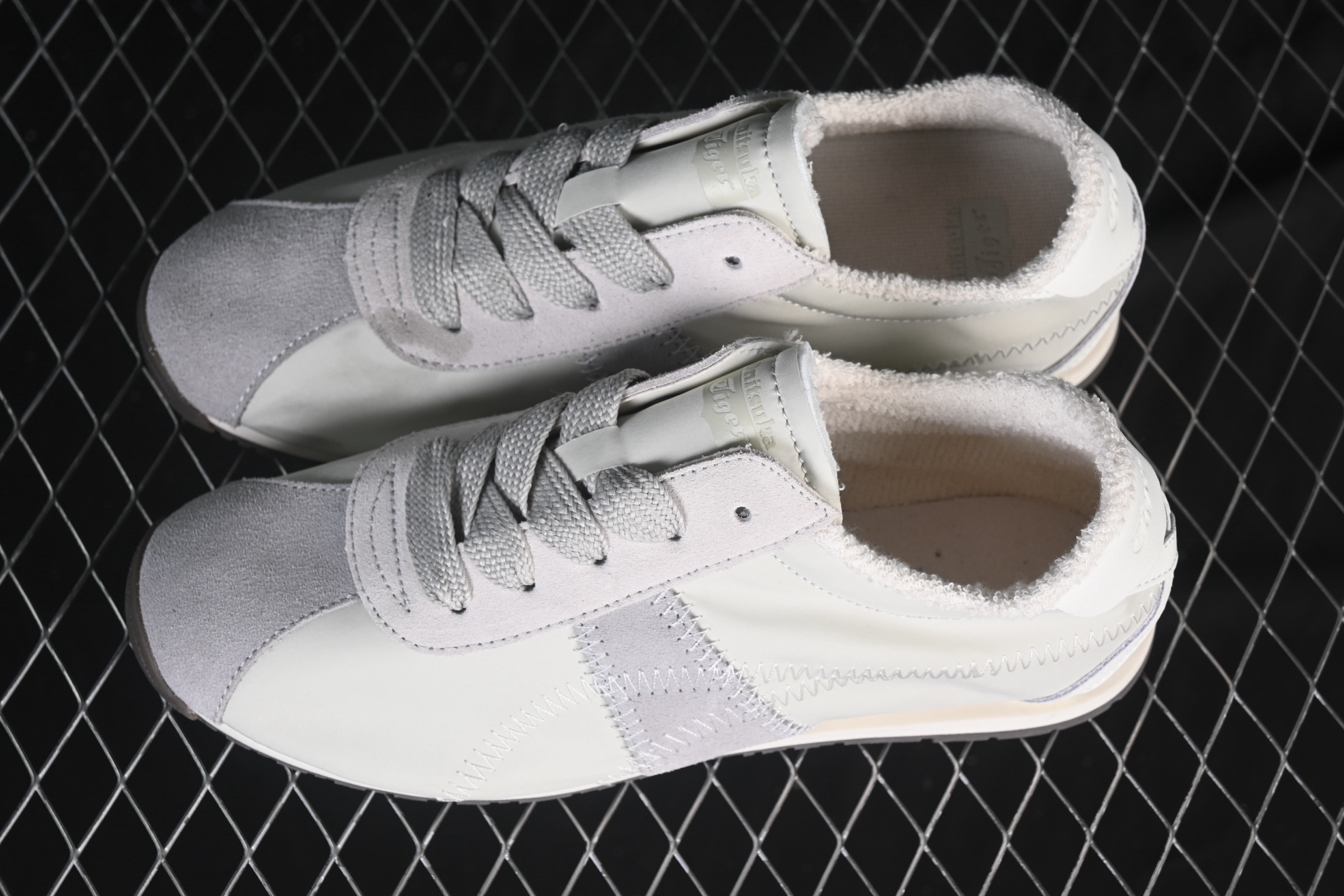 💰220纯原
 OnitsukaTiger Corsair A55 鬼塚虎低帮生活休闲鞋 1183C317-020
尺码：35 36 37 37.5 38 39 39.5 40 40.5 41.5 42 42.5 43.5 44 45 B.C3