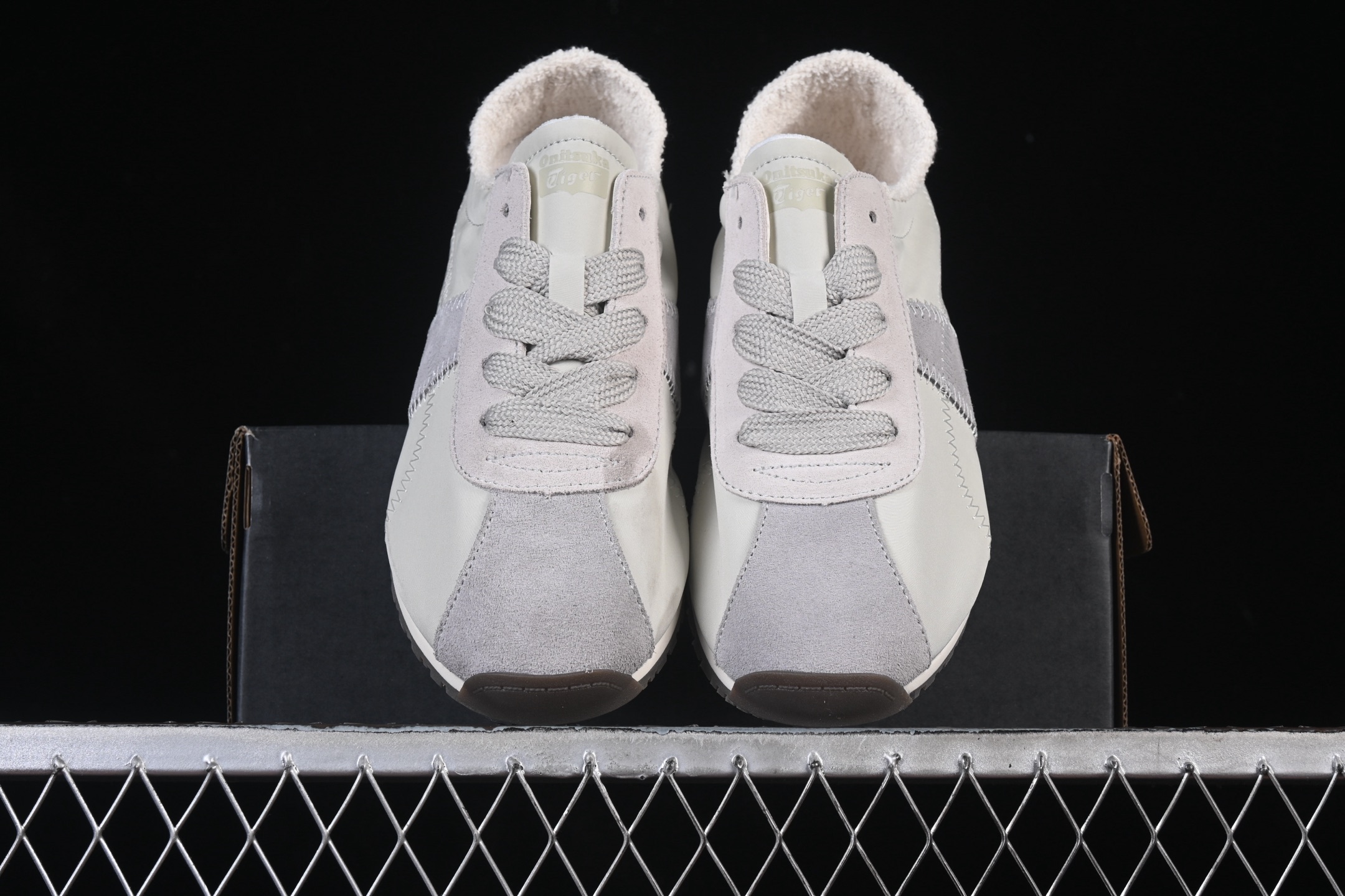 💰220纯原
 OnitsukaTiger Corsair A55 鬼塚虎低帮生活休闲鞋 1183C317-020
尺码：35 36 37 37.5 38 39 39.5 40 40.5 41.5 42 42.5 43.5 44 45 B.C3