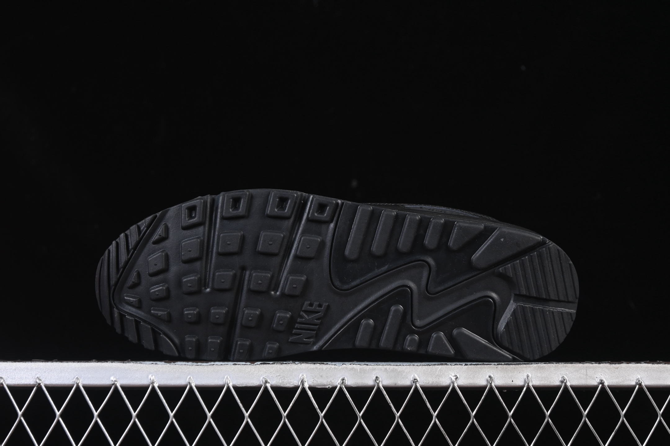 💰300纯原
 Nike Air Max 90 耐克复古气垫跑鞋 CZ5594-001
#原版开发 ZP级用料 多道QC标准品控质检
尺码：39 40 40.5 41 42 42.5 43 44 44.5 45 46 P.D4