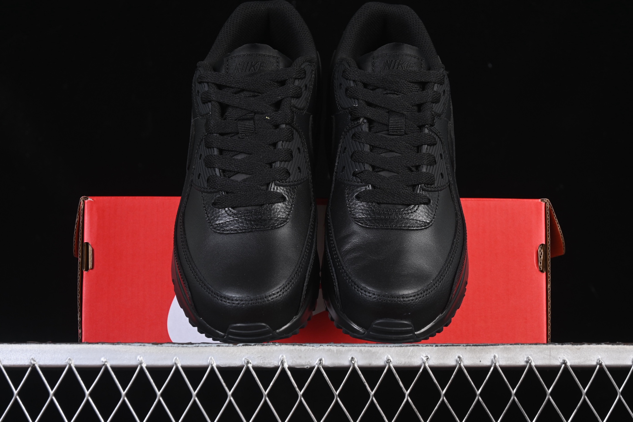 💰300纯原
 Nike Air Max 90 耐克复古气垫跑鞋 CZ5594-001
#原版开发 ZP级用料 多道QC标准品控质检
尺码：39 40 40.5 41 42 42.5 43 44 44.5 45 46 P.D4