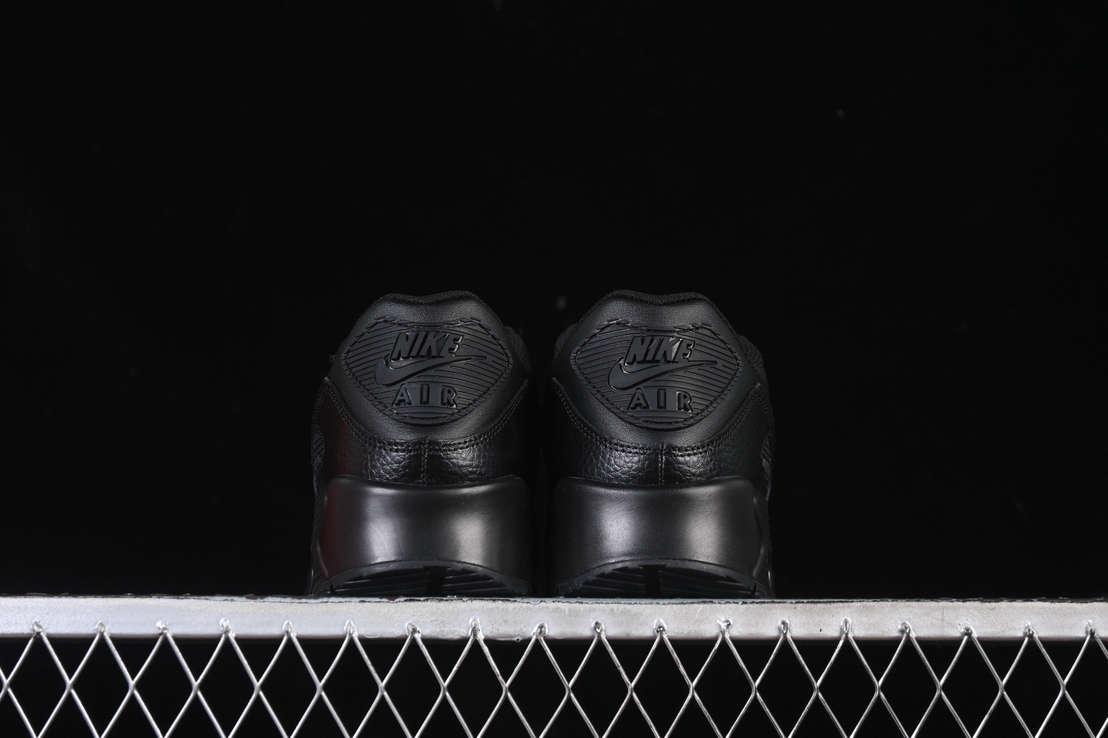 💰300纯原
 Nike Air Max 90 耐克复古气垫跑鞋 CZ5594-001
#原版开发 ZP级用料 多道QC标准品控质检
尺码：39 40 40.5 41 42 42.5 43 44 44.5 45 46 P.D4