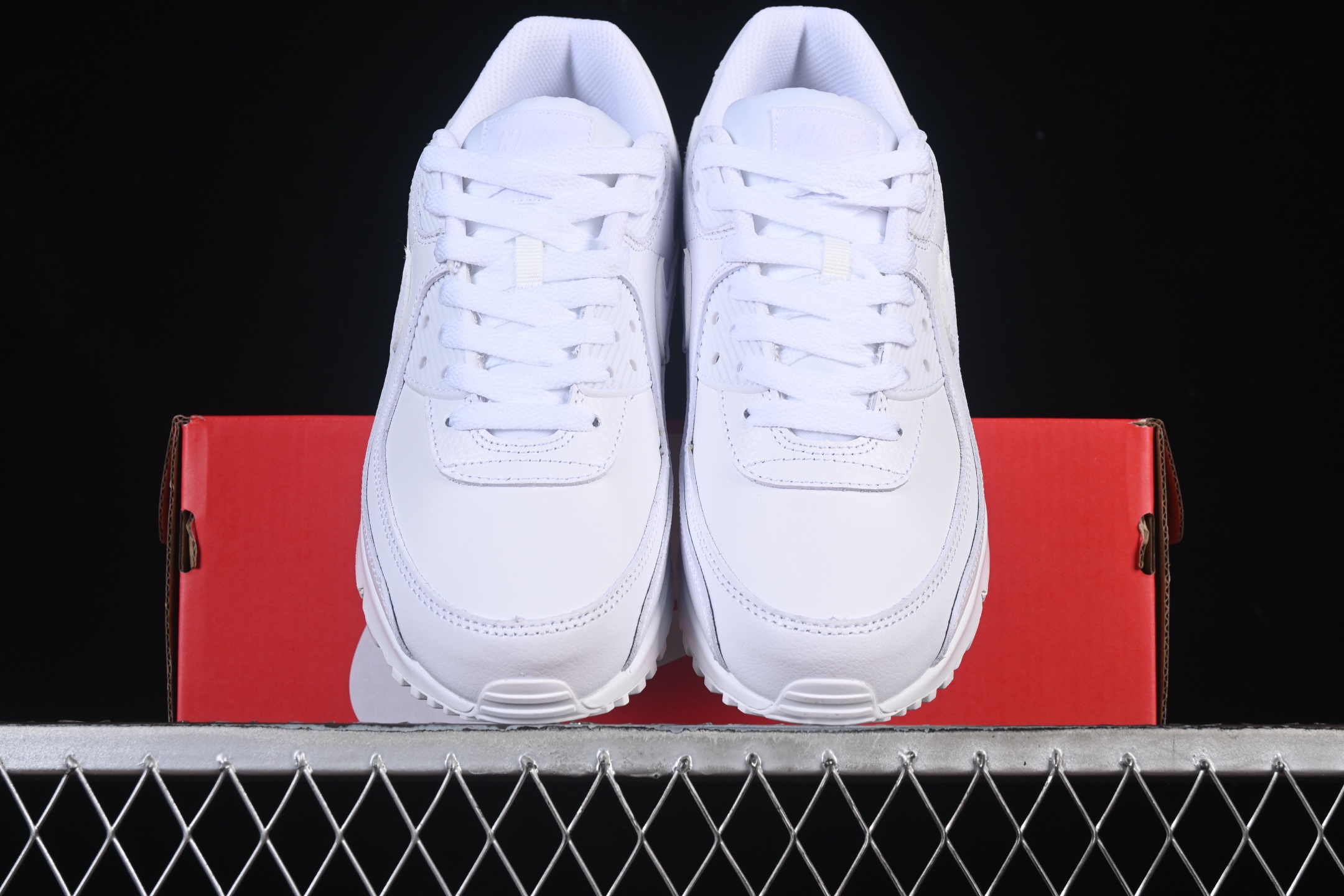 💰300纯原
 Nike Air Max 90 耐克复古气垫跑鞋 CZ5594-100
#原版开发 ZP级用料 多道QC标准品控质检
尺码：39 40 40.5 41 42 42.5 43 44 44.5 45 46 P.D4