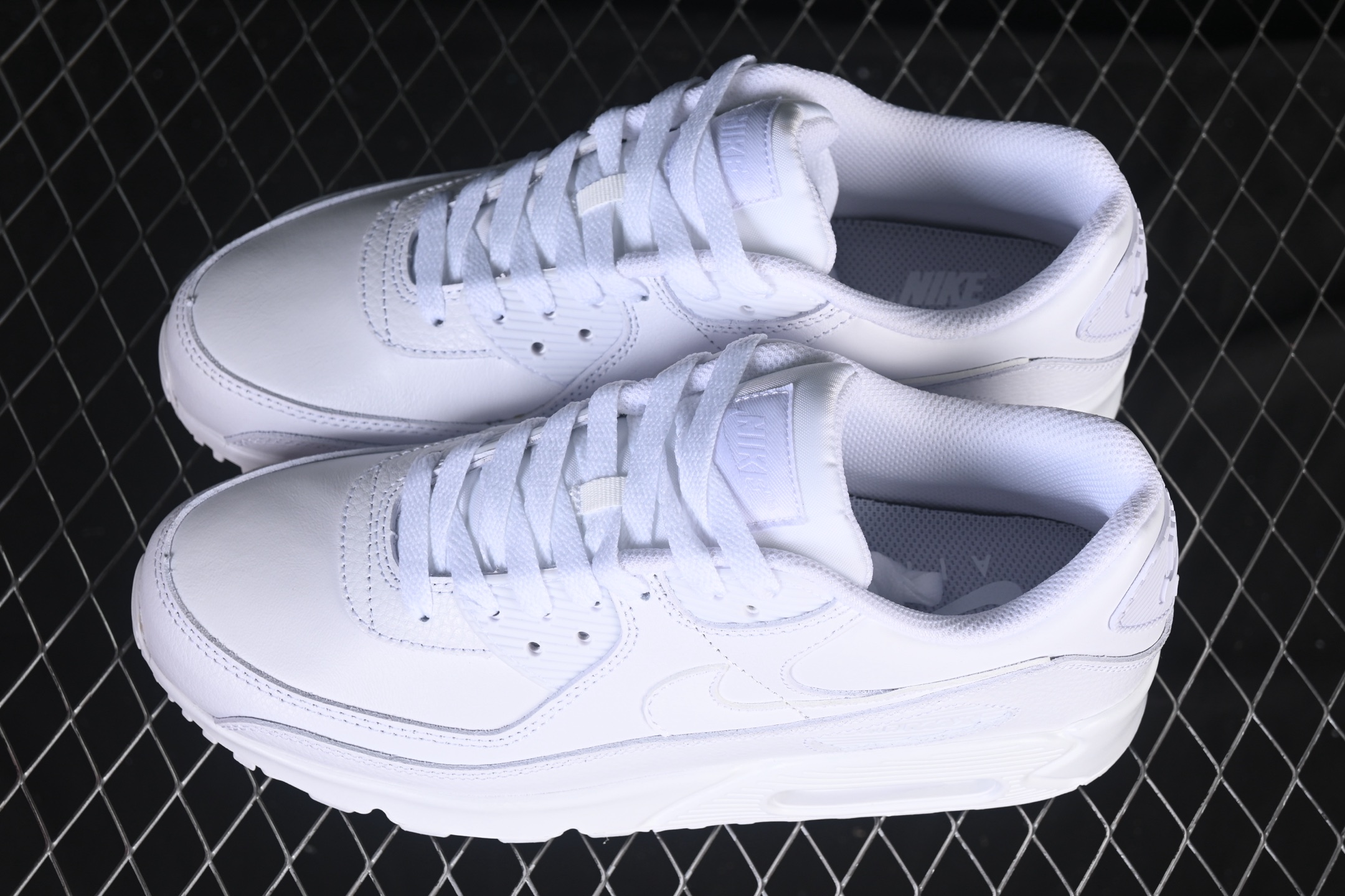 💰300纯原
 Nike Air Max 90 耐克复古气垫跑鞋 CZ5594-100
#原版开发 ZP级用料 多道QC标准品控质检
尺码：39 40 40.5 41 42 42.5 43 44 44.5 45 46 P.D4