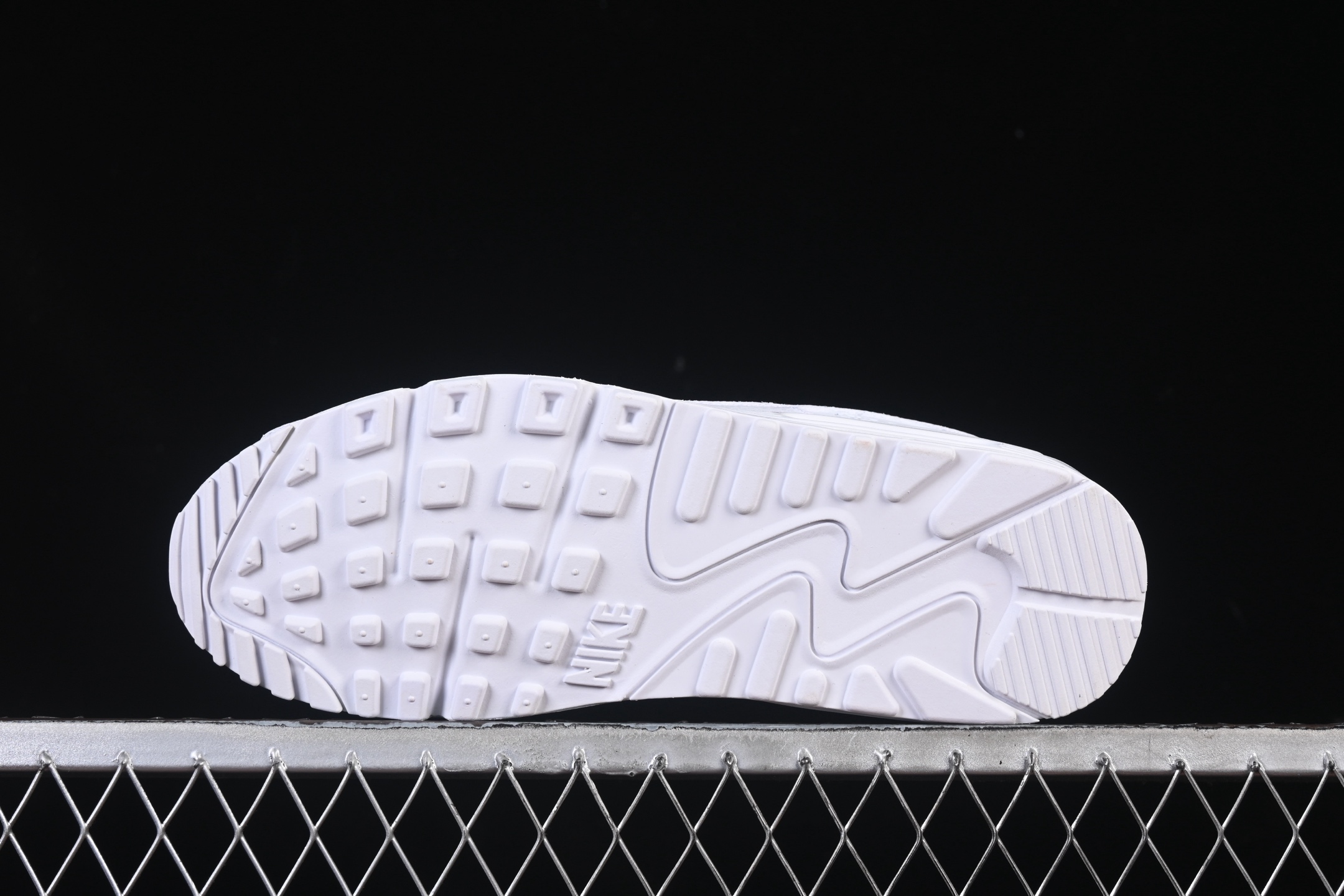 💰300纯原
 Nike Air Max 90 耐克复古气垫跑鞋 CZ5594-100
#原版开发 ZP级用料 多道QC标准品控质检
尺码：39 40 40.5 41 42 42.5 43 44 44.5 45 46 P.D4