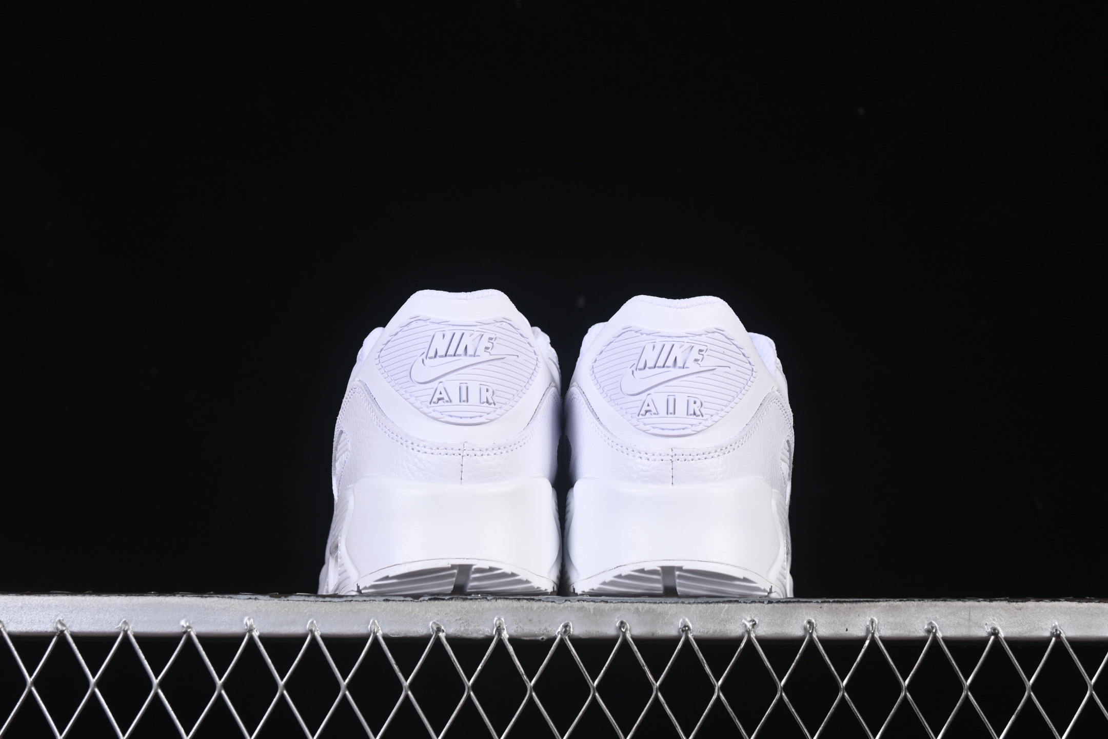 💰300纯原
 Nike Air Max 90 耐克复古气垫跑鞋 CZ5594-100
#原版开发 ZP级用料 多道QC标准品控质检
尺码：39 40 40.5 41 42 42.5 43 44 44.5 45 46 P.D4