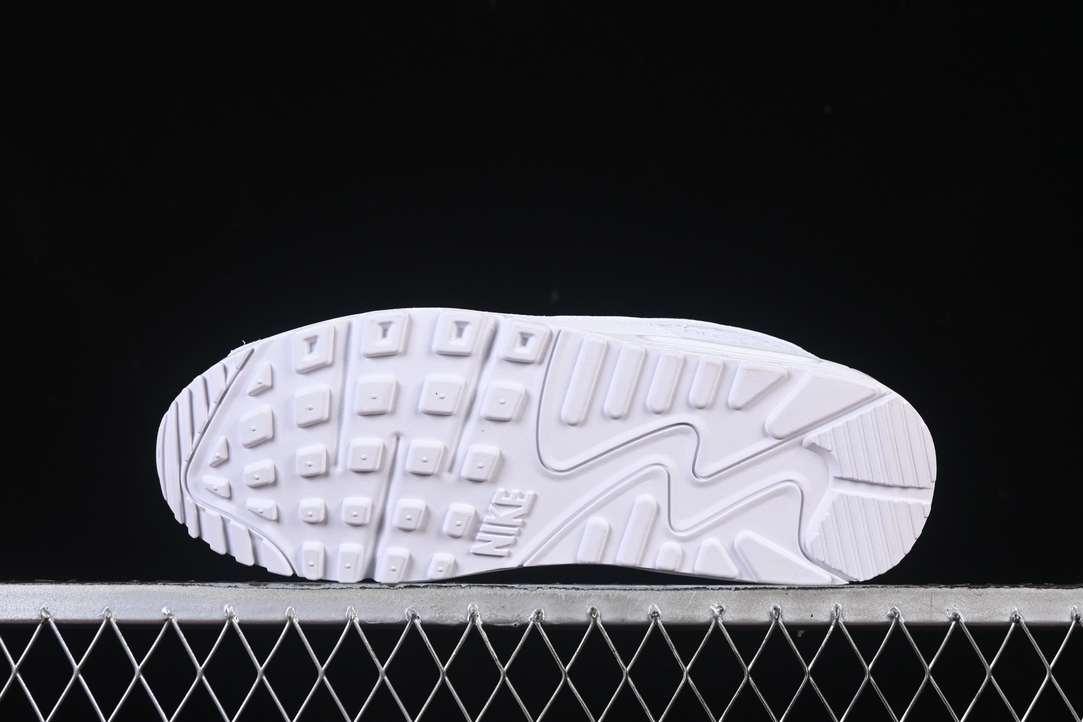 💰300纯原
 Nike Air Max 90 耐克复古气垫跑鞋 CN8490-100
#原版开发 ZP级用料 多道QC标准品控质检
尺码：39 40 40.5 41 42 42.5 43 44 44.5 45 46 P.D4