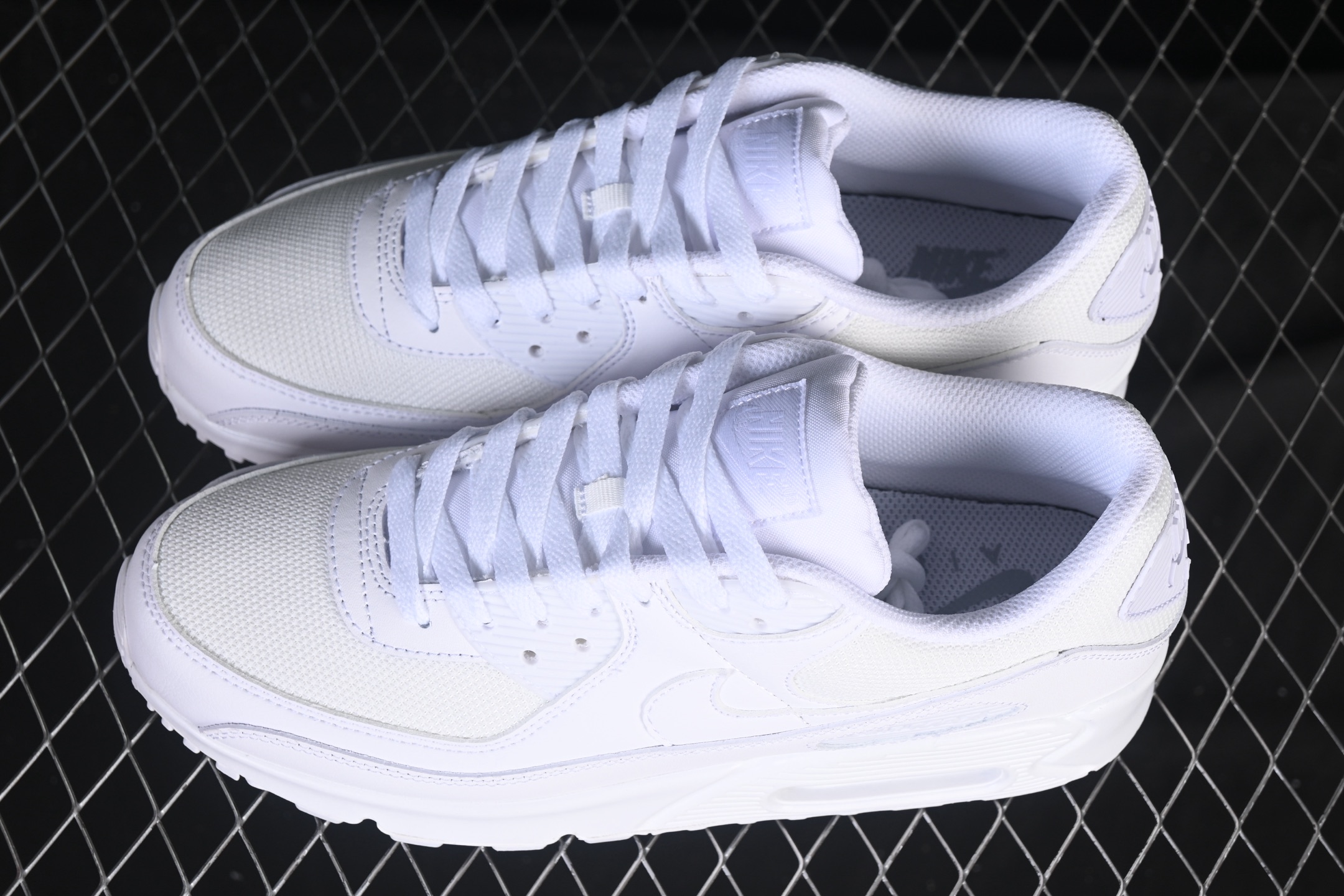 💰300纯原
 Nike Air Max 90 耐克复古气垫跑鞋 CN8490-100
#原版开发 ZP级用料 多道QC标准品控质检
尺码：39 40 40.5 41 42 42.5 43 44 44.5 45 46 P.D4