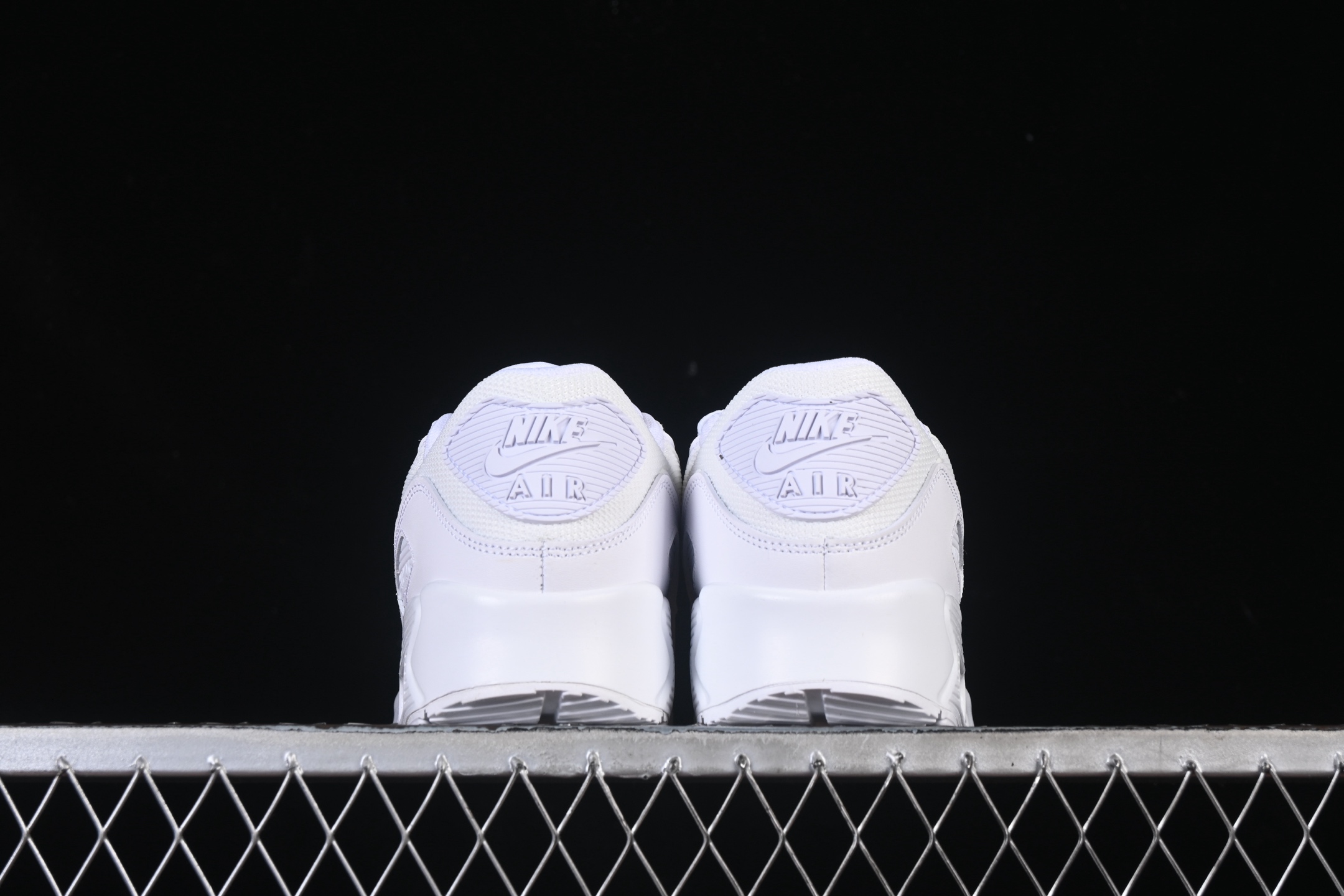 💰300纯原
 Nike Air Max 90 耐克复古气垫跑鞋 CN8490-100
#原版开发 ZP级用料 多道QC标准品控质检
尺码：39 40 40.5 41 42 42.5 43 44 44.5 45 46 P.D4