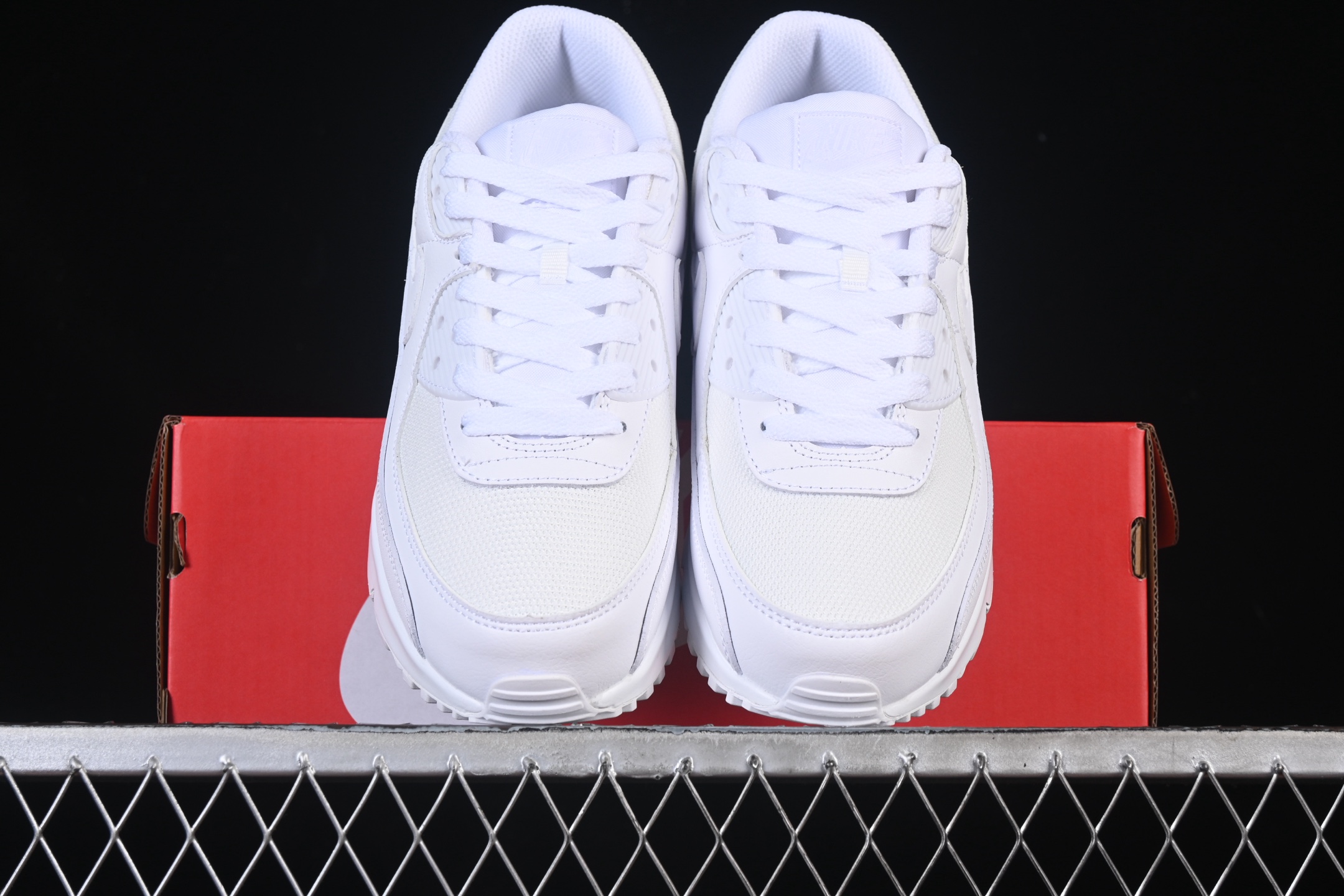 💰300纯原
 Nike Air Max 90 耐克复古气垫跑鞋 CN8490-100
#原版开发 ZP级用料 多道QC标准品控质检
尺码：39 40 40.5 41 42 42.5 43 44 44.5 45 46 P.D4