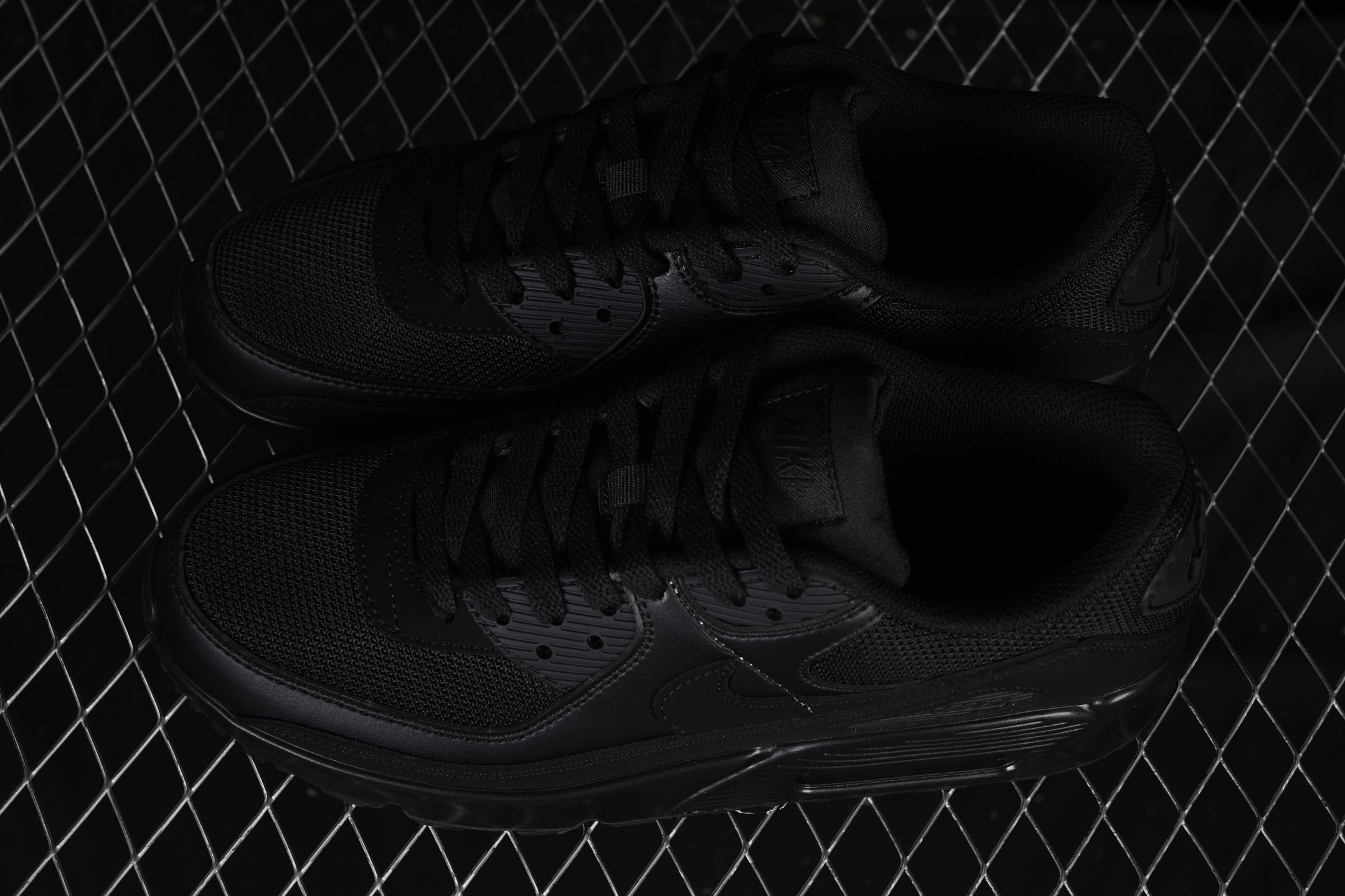 💰300纯原
 Nike Air Max 90 耐克复古气垫跑鞋 CN8490-003
#原版开发 ZP级用料 多道QC标准品控质检
尺码：39 40 40.5 41 42 42.5 43 44 44.5 45 46 P.D4