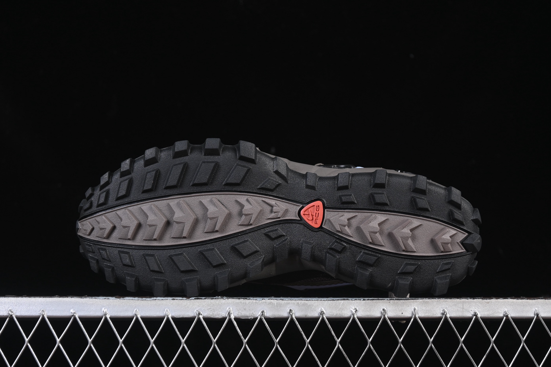 💰220纯原
 Nike ACG Phassad 耐克时尚舒适 抓地登山徒步鞋 HM7133-200
#原楦原纸版数据开发 采用网状防撕裂面料制成鞋面材质 内里嵌入定型海绵 内置真Zoom气垫装置
尺码：36 36.5 37.5 38 38.5 39 40 40.5 41 42 42.5 43 44 44.5 45 B.D4