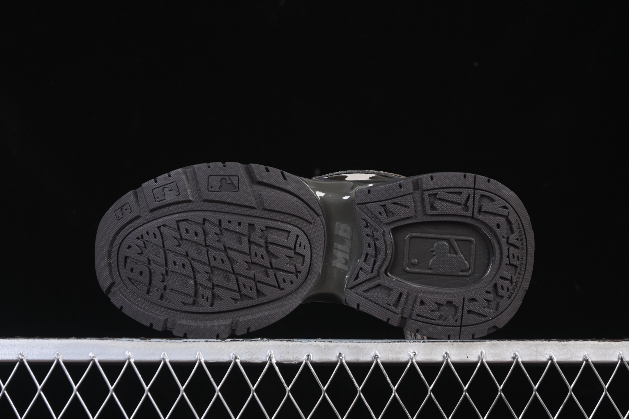 💰220纯原
 NY MLB Chunky Curve Runner Enamel 纽约洋基队 厚底休闲跑鞋 3ARNSPE5N50BRS
尺码：35 36 36.5 37.5 38 38.5 39 40 40.5 41 42 42.5 43 44 44.5 45 FYC3