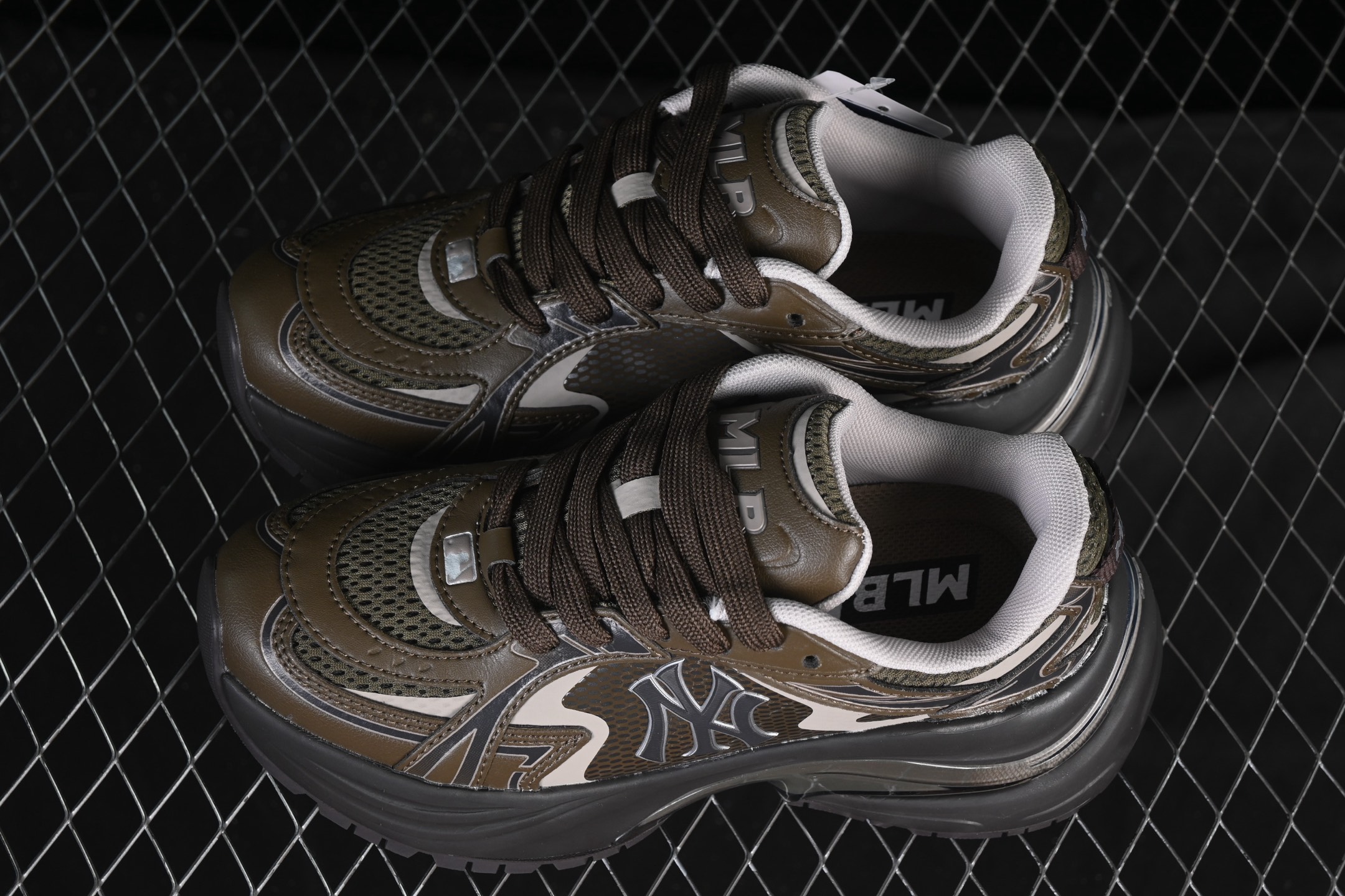 💰220纯原
 NY MLB Chunky Curve Runner Enamel 纽约洋基队 厚底休闲跑鞋 3ARNSPE5N50BRS
尺码：35 36 36.5 37.5 38 38.5 39 40 40.5 41 42 42.5 43 44 44.5 45 FYC3