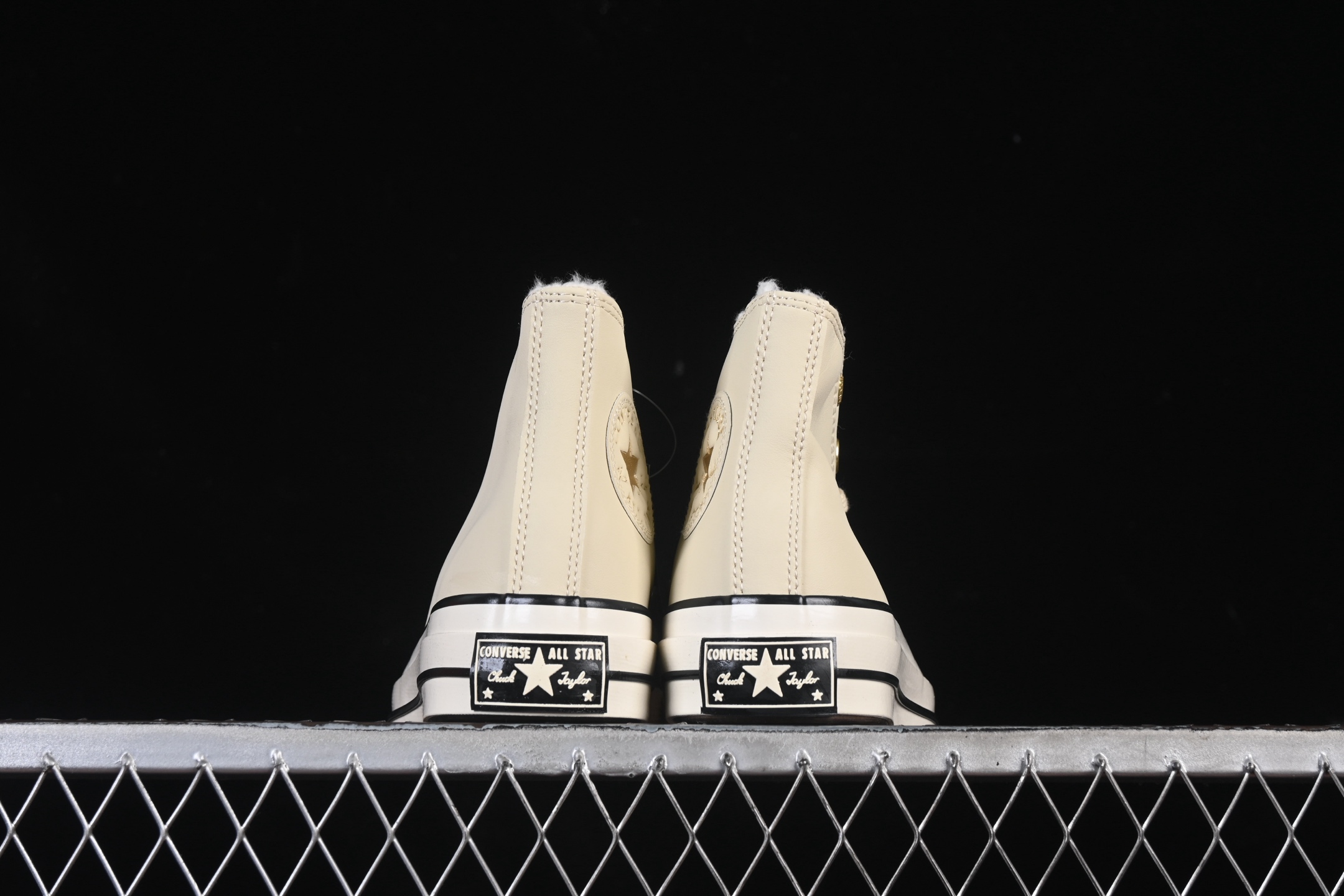 💰140纯原
 Converse Chuck 1970s 匡威官方皮面 高帮休闲板鞋 A12443C
尺码：35 36 36.5 37 37.5 38 39 39.5 40 41 41.5 42 42.5 43 44 M.C3