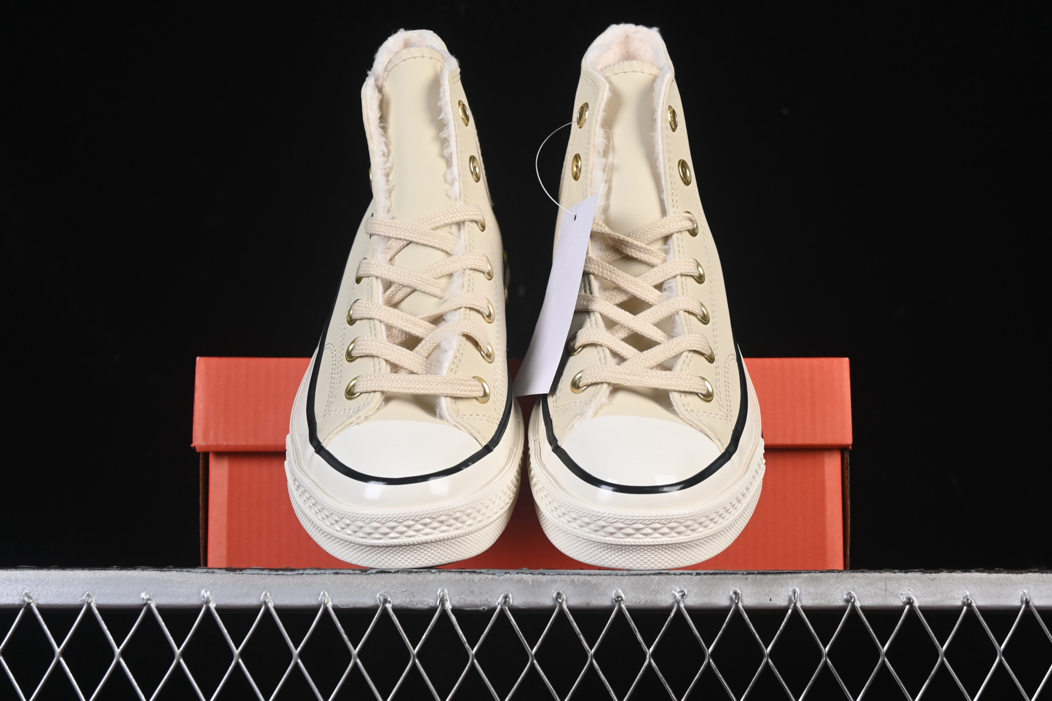 💰140纯原
 Converse Chuck 1970s 匡威官方皮面 高帮休闲板鞋 A12443C
尺码：35 36 36.5 37 37.5 38 39 39.5 40 41 41.5 42 42.5 43 44 M.C3