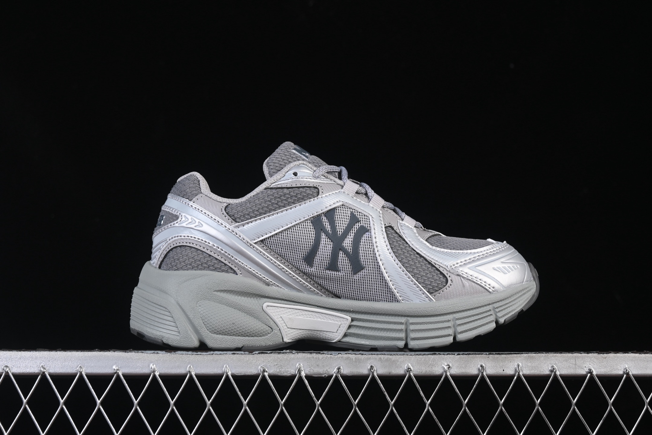 💰240纯原
NY MLB Trophy Runner 纽约洋基队魔术贴 轻量增高厚底休闲运动鞋 3ARNR055N50SIS
尺码：35 36 36.5 37.5 38 38.5 39 40 40.5 41 42 42.5 43 44 45 N.C3