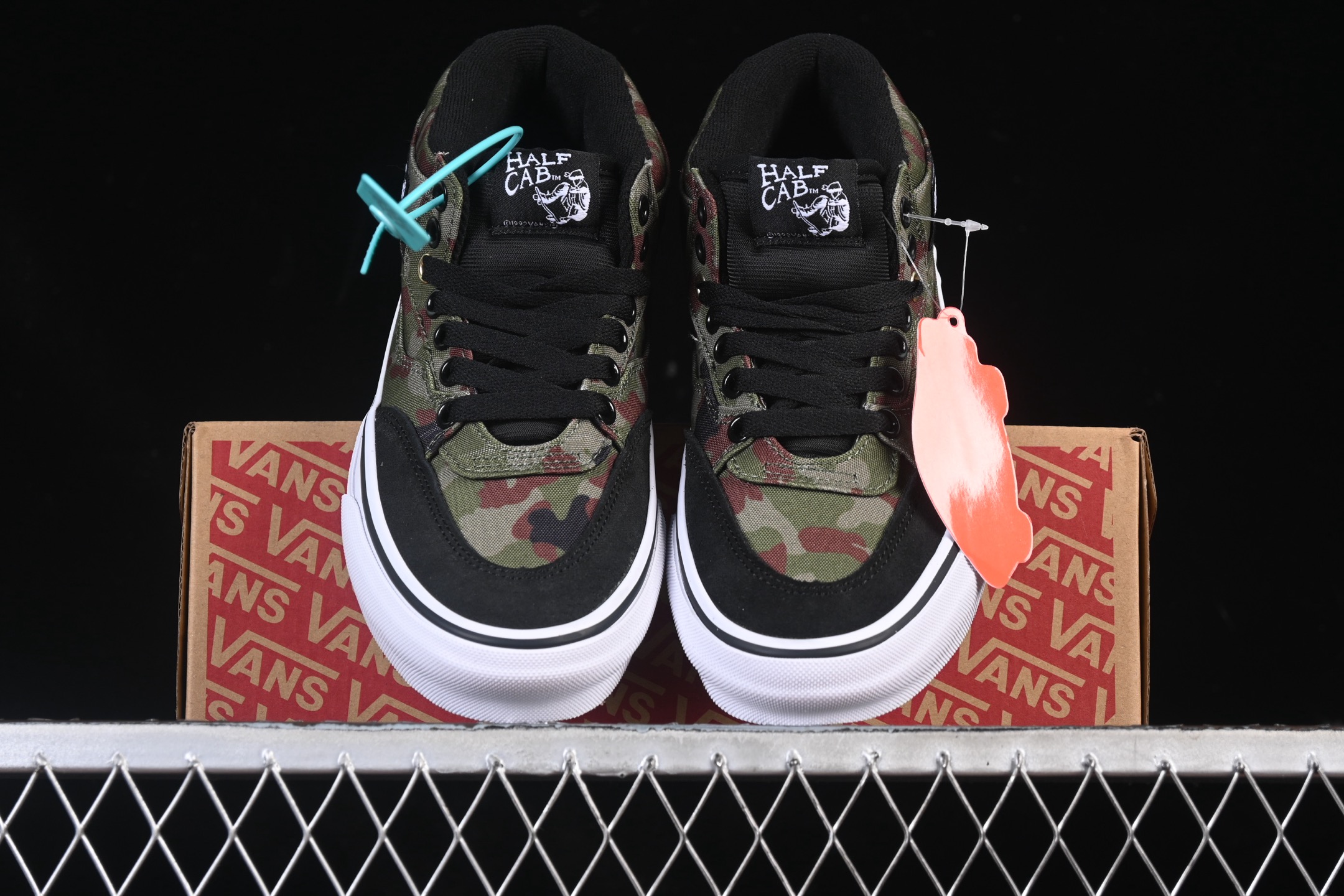 💰220纯原
Vans Half Cab 33 范斯官方 复古休闲简约百搭滑板鞋 VN000DZ3BLK
#工艺：硫化1:1（重量1:1、真标、原钢印、材质标、鞋型标、合格证）
尺码：35 36 36.5 37 38 38.5 39 40 40.5 41 42 42.5 43 44 M.C3