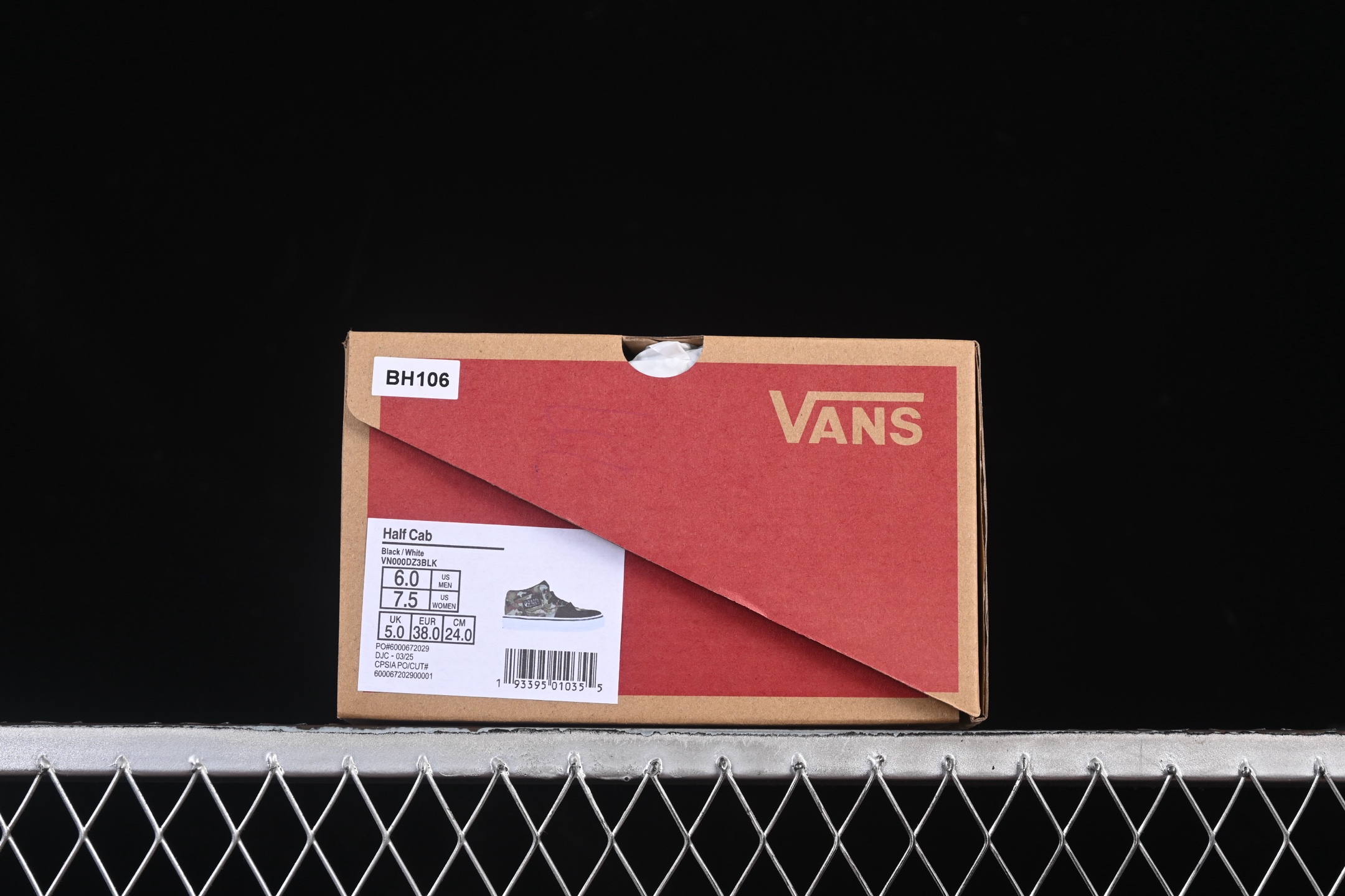 💰220纯原
Vans Half Cab 33 范斯官方 复古休闲简约百搭滑板鞋 VN000DZ3BLK
#工艺：硫化1:1（重量1:1、真标、原钢印、材质标、鞋型标、合格证）
尺码：35 36 36.5 37 38 38.5 39 40 40.5 41 42 42.5 43 44 M.C3