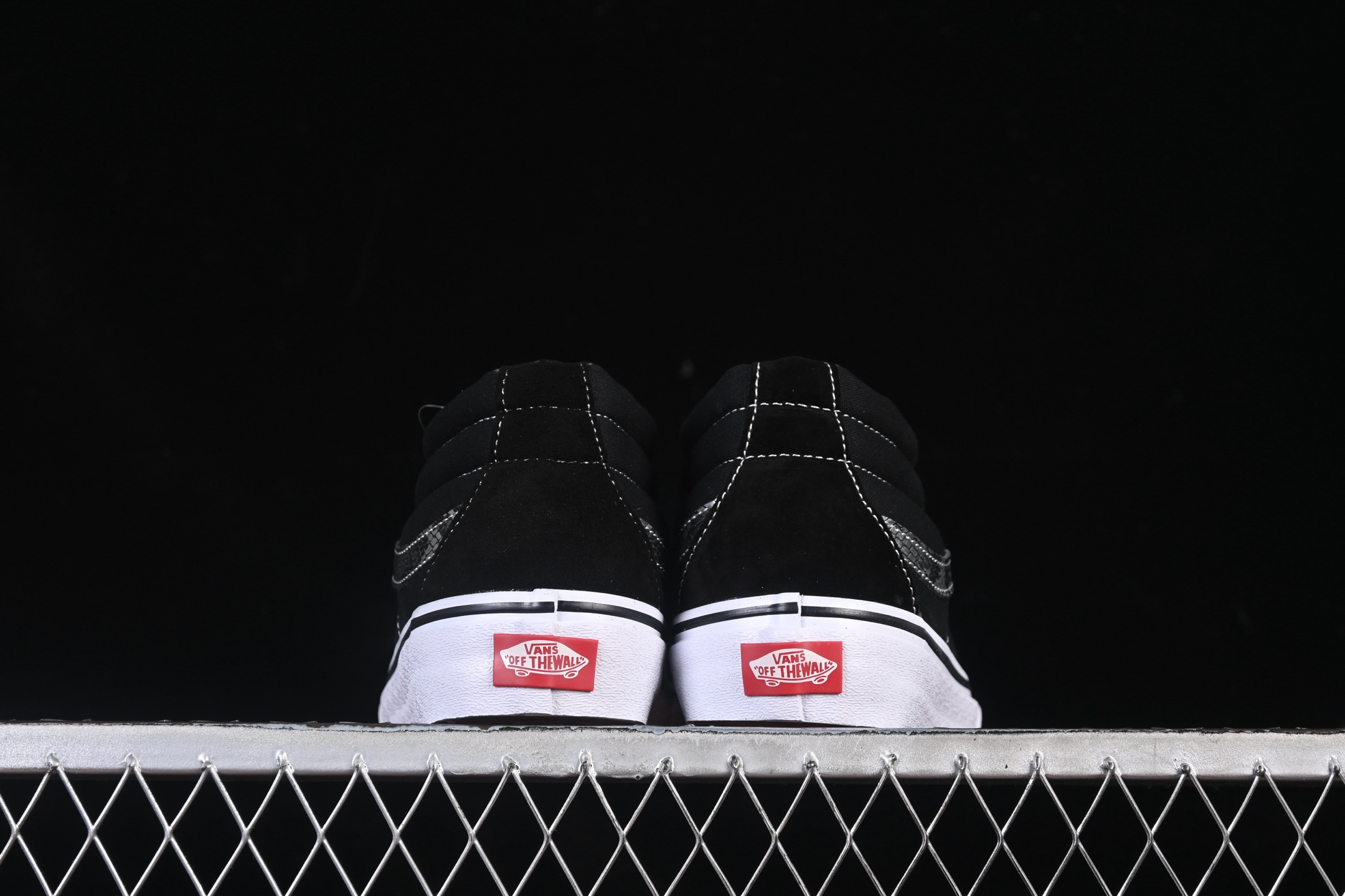 💰160纯原
 Vans Sk8-Mid 万斯中邦休闲滑板鞋 VN0A347UVGD
#工艺：硫化1:1（重量1:1、真标、原钢印、材质标、鞋型标、合格证）
尺码：35 36 36.5 37 38 38.5 39 40 40.5 41 42 42.5 43 44 M.C3