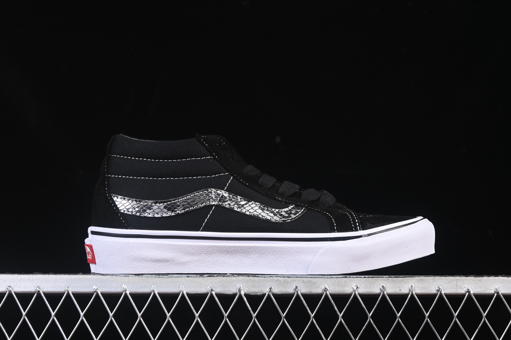 💰160纯原
 Vans Sk8-Mid 万斯中邦休闲滑板鞋 VN0A347UVGD
#工艺：硫化1:1（重量1:1、真标、原钢印、材质标、鞋型标、合格证）
尺码：35 36 36.5 37 38 38.5 39 40 40.5 41 42 42.5 43 44 M.C3