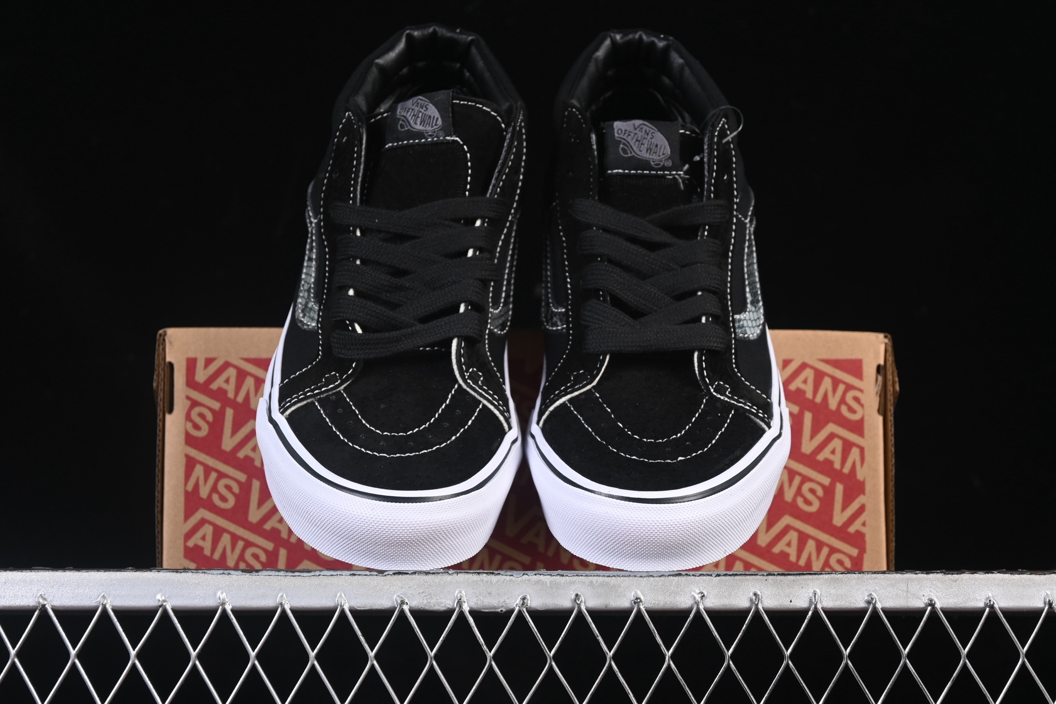 💰160纯原
 Vans Sk8-Mid 万斯中邦休闲滑板鞋 VN0A347UVGD
#工艺：硫化1:1（重量1:1、真标、原钢印、材质标、鞋型标、合格证）
尺码：35 36 36.5 37 38 38.5 39 40 40.5 41 42 42.5 43 44 M.C3