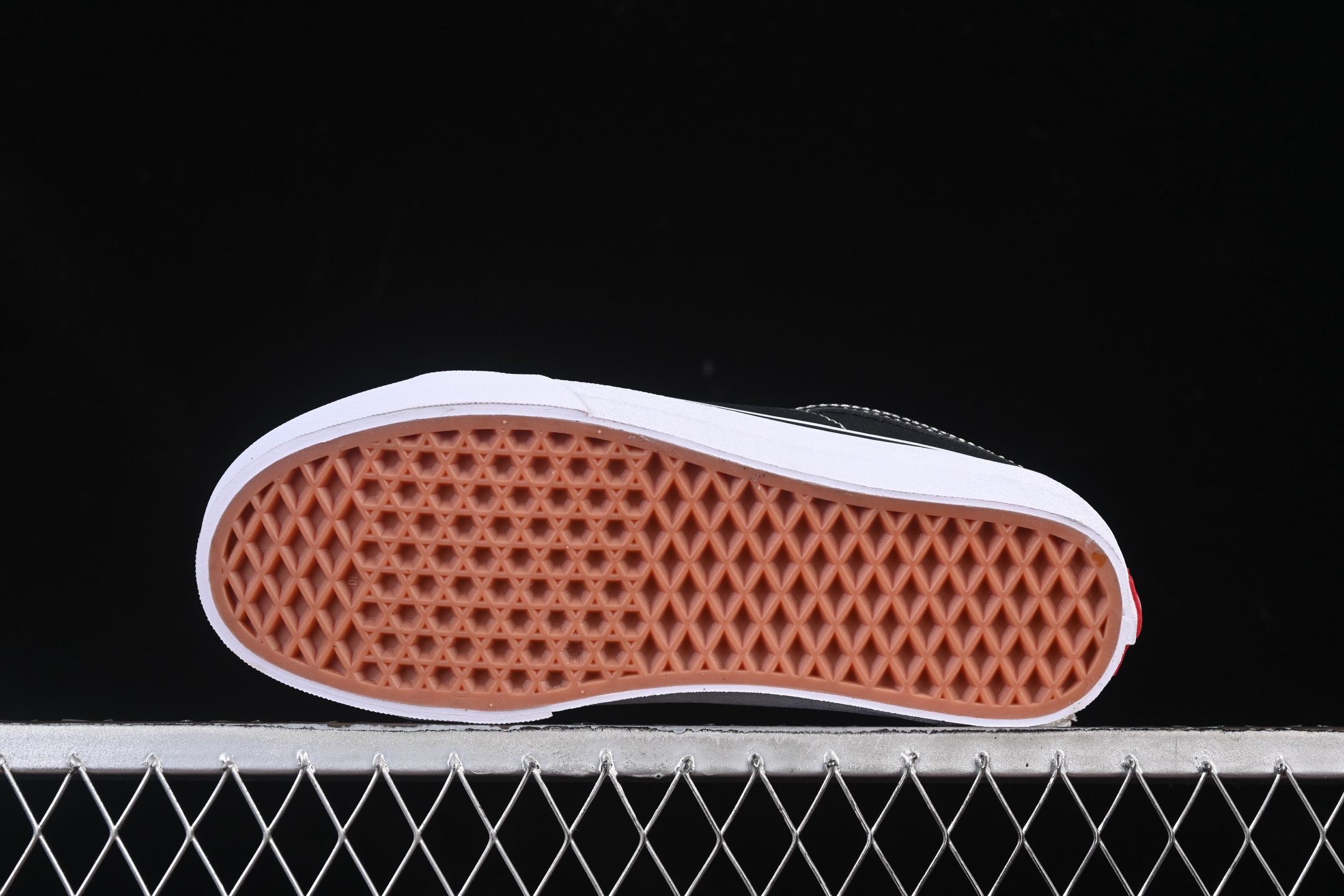 💰160纯原
 Vans Sk8-Mid 万斯中邦休闲滑板鞋 VN0A347UVGD
#工艺：硫化1:1（重量1:1、真标、原钢印、材质标、鞋型标、合格证）
尺码：35 36 36.5 37 38 38.5 39 40 40.5 41 42 42.5 43 44 M.C3