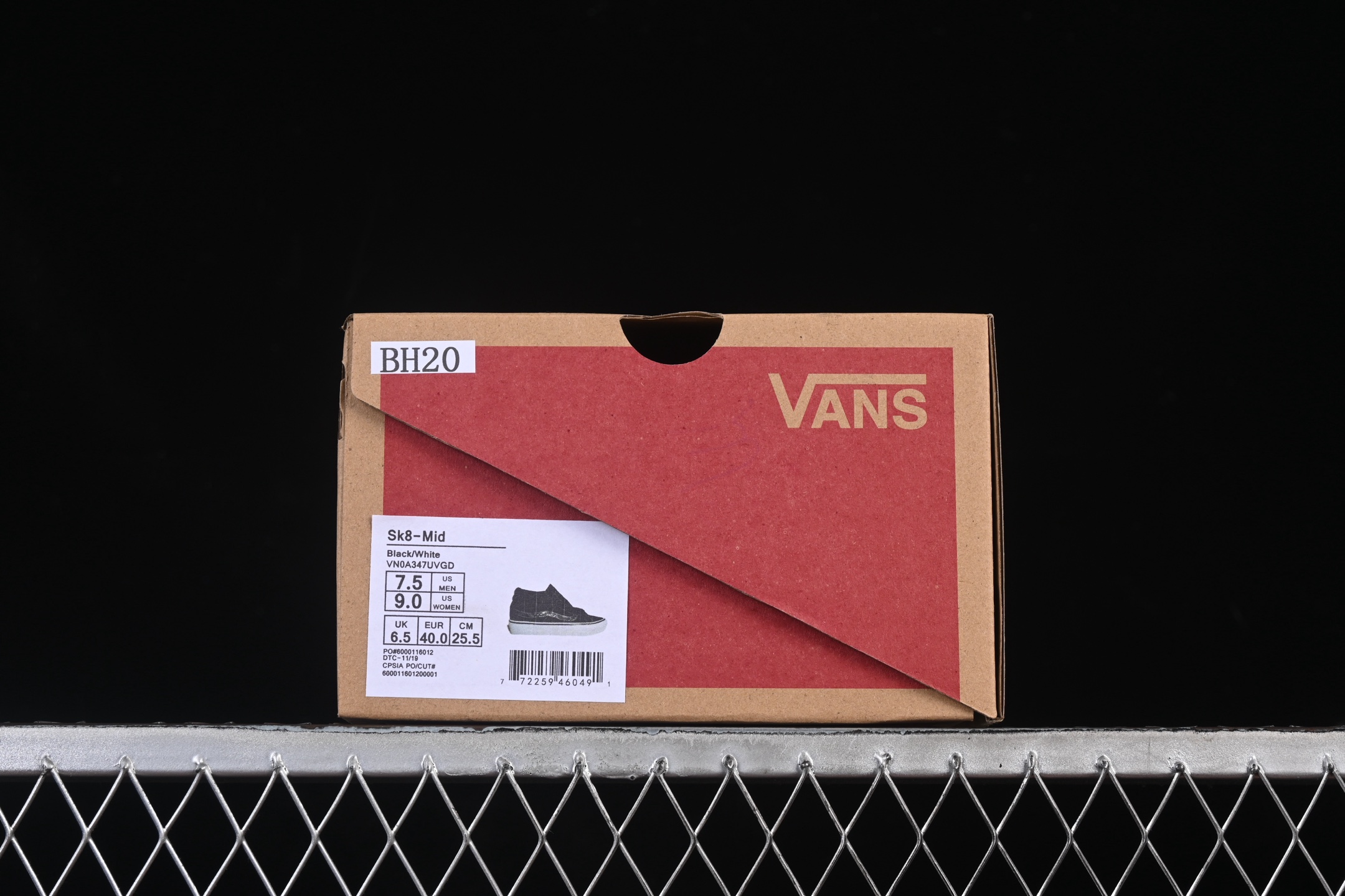 💰160纯原
 Vans Sk8-Mid 万斯中邦休闲滑板鞋 VN0A347UVGD
#工艺：硫化1:1（重量1:1、真标、原钢印、材质标、鞋型标、合格证）
尺码：35 36 36.5 37 38 38.5 39 40 40.5 41 42 42.5 43 44 M.C3