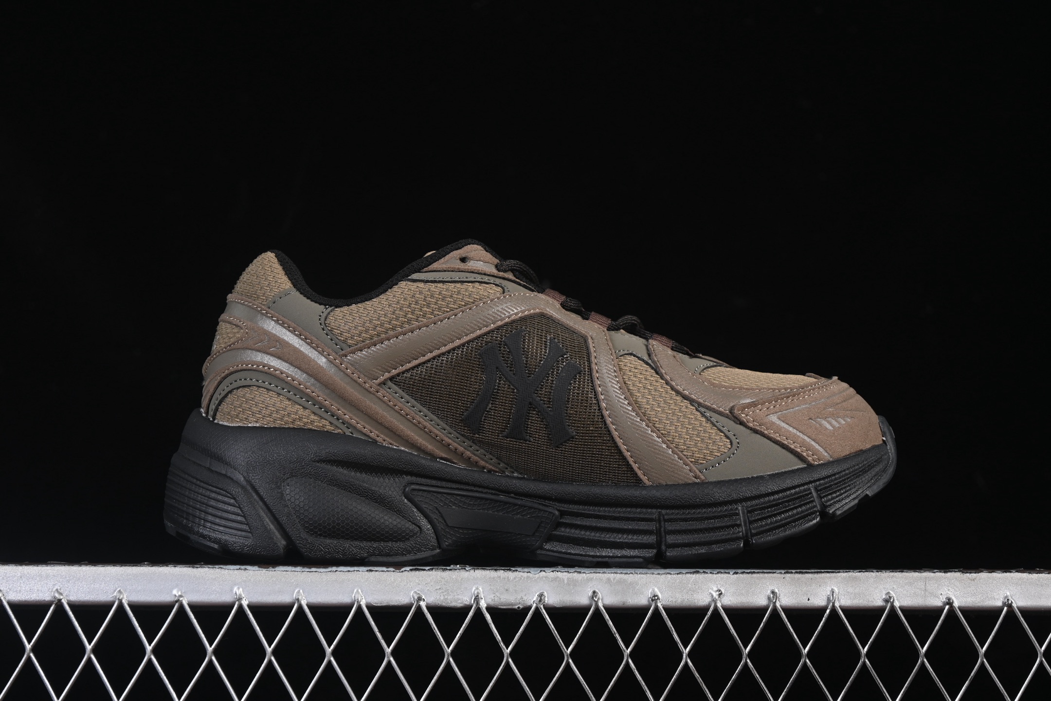 💰240纯原
NY MLB Trophy Runner 纽约洋基队魔术贴 轻量增高厚底休闲运动鞋 3ARNR025N50BRS
尺码：35 36 36.5 37.5 38 38.5 39 40 40.5 41 42 42.5 43 44 45 FYC3