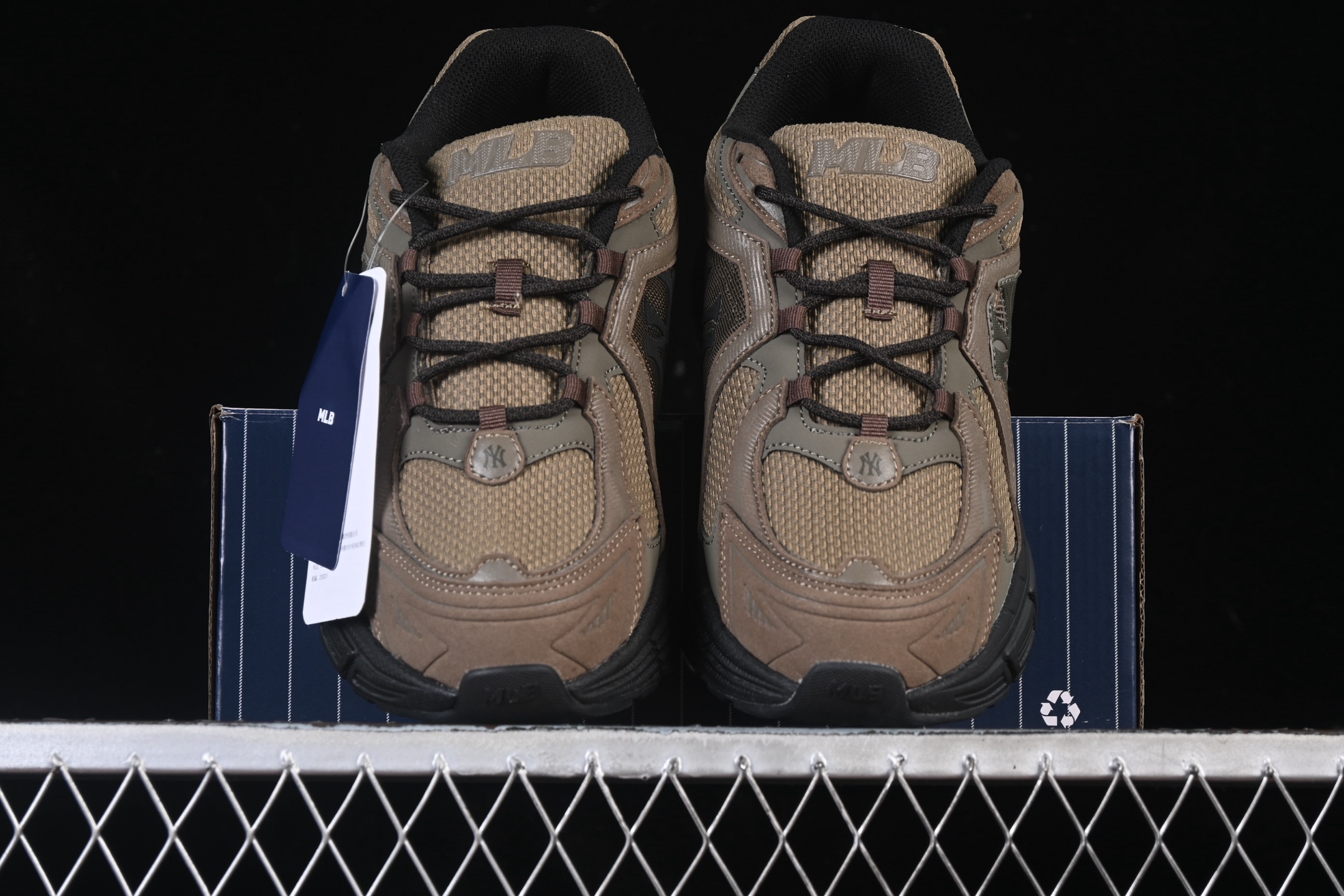 💰240纯原
NY MLB Trophy Runner 纽约洋基队魔术贴 轻量增高厚底休闲运动鞋 3ARNR025N50BRS
尺码：35 36 36.5 37.5 38 38.5 39 40 40.5 41 42 42.5 43 44 45 FYC3