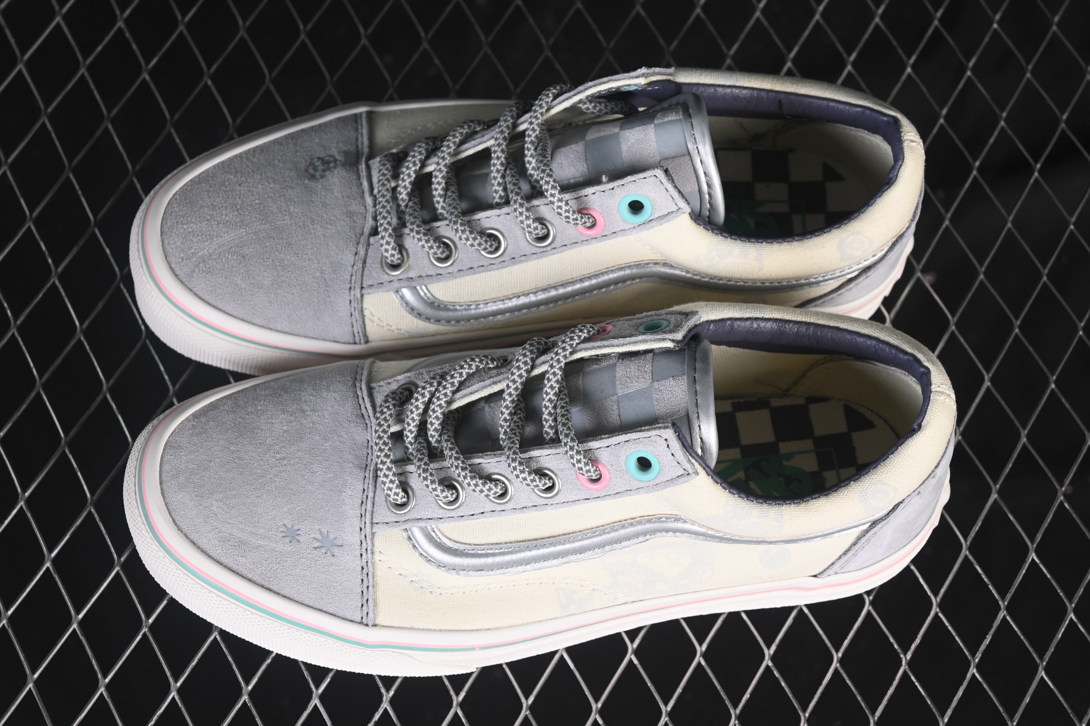 💰150纯原
Vans Old Skool 小香风 低帮休闲板鞋 VN000D3HY28
#工艺：硫化1:1（重量1:1、真标、原钢印、材质标、鞋型标、合格证）
尺码：35 36 36.5 37 38 38.5 39 40 40.5 41 42 42.5 43 44 M.C3