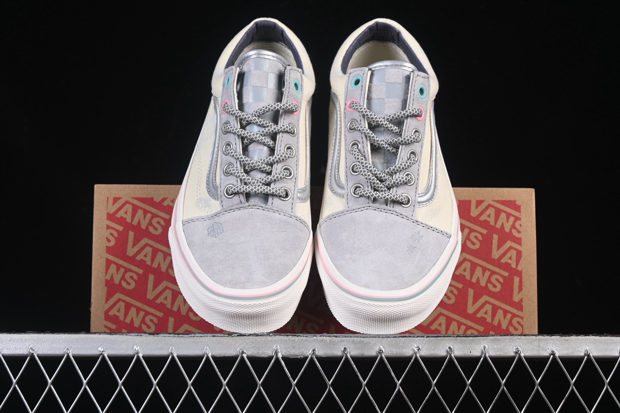 💰150纯原
Vans Old Skool 小香风 低帮休闲板鞋 VN000D3HY28
#工艺：硫化1:1（重量1:1、真标、原钢印、材质标、鞋型标、合格证）
尺码：35 36 36.5 37 38 38.5 39 40 40.5 41 42 42.5 43 44 M.C3