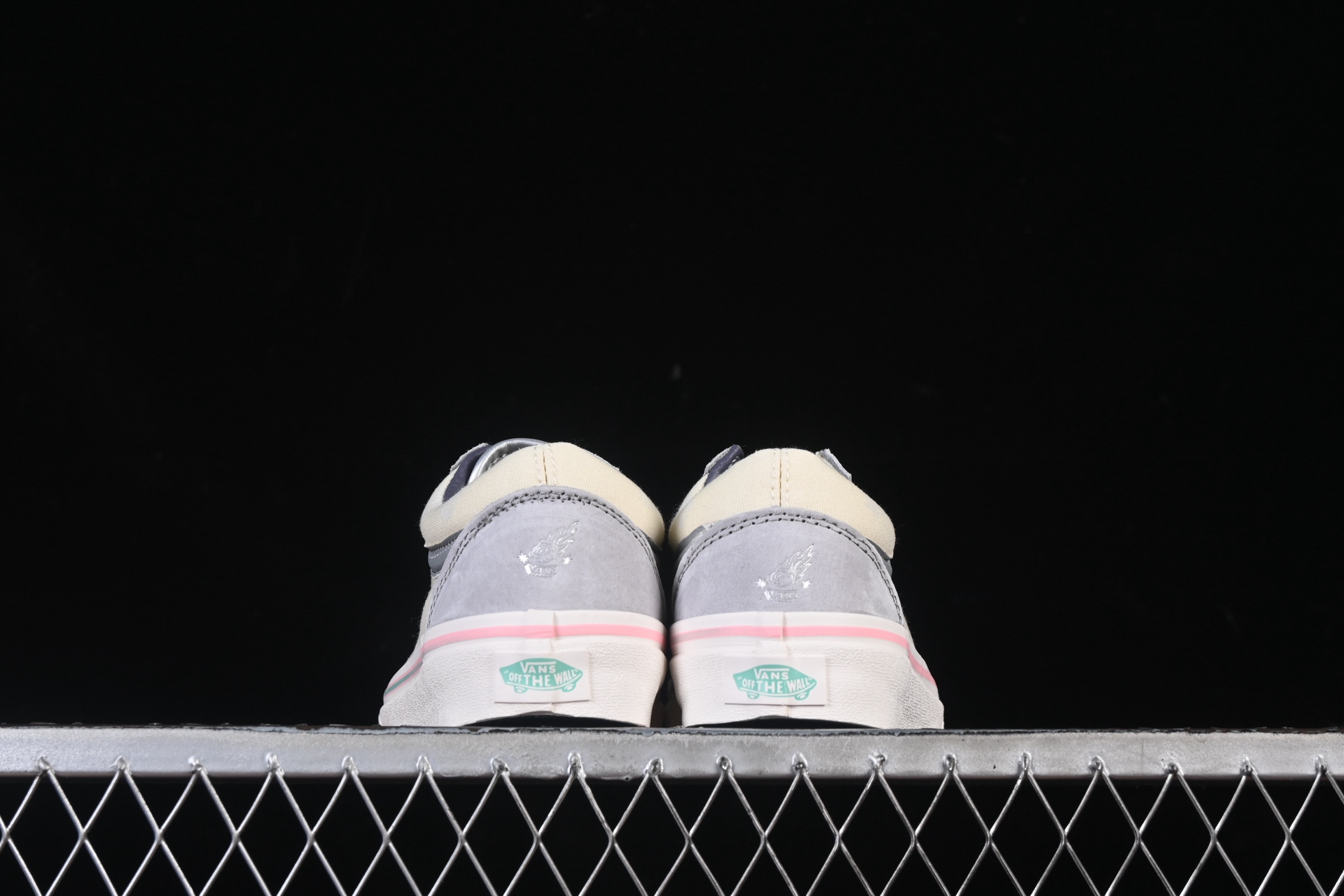 💰150纯原
Vans Old Skool 小香风 低帮休闲板鞋 VN000D3HY28
#工艺：硫化1:1（重量1:1、真标、原钢印、材质标、鞋型标、合格证）
尺码：35 36 36.5 37 38 38.5 39 40 40.5 41 42 42.5 43 44 M.C3