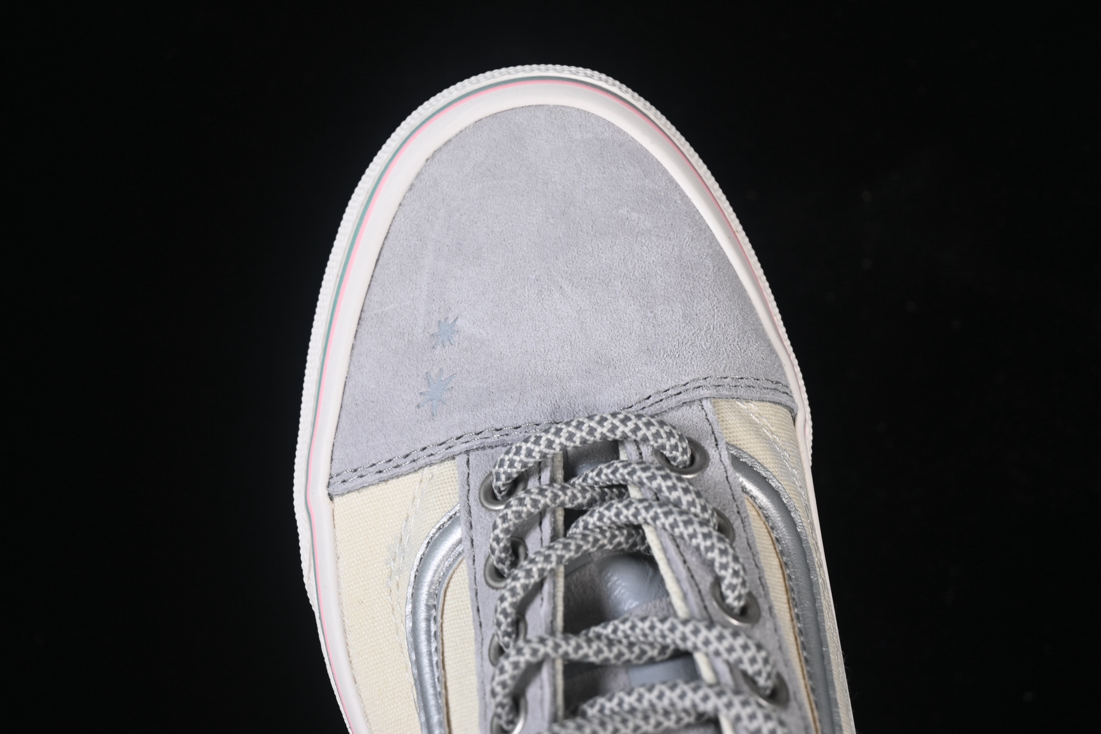 💰150纯原
Vans Old Skool 小香风 低帮休闲板鞋 VN000D3HY28
#工艺：硫化1:1（重量1:1、真标、原钢印、材质标、鞋型标、合格证）
尺码：35 36 36.5 37 38 38.5 39 40 40.5 41 42 42.5 43 44 M.C3