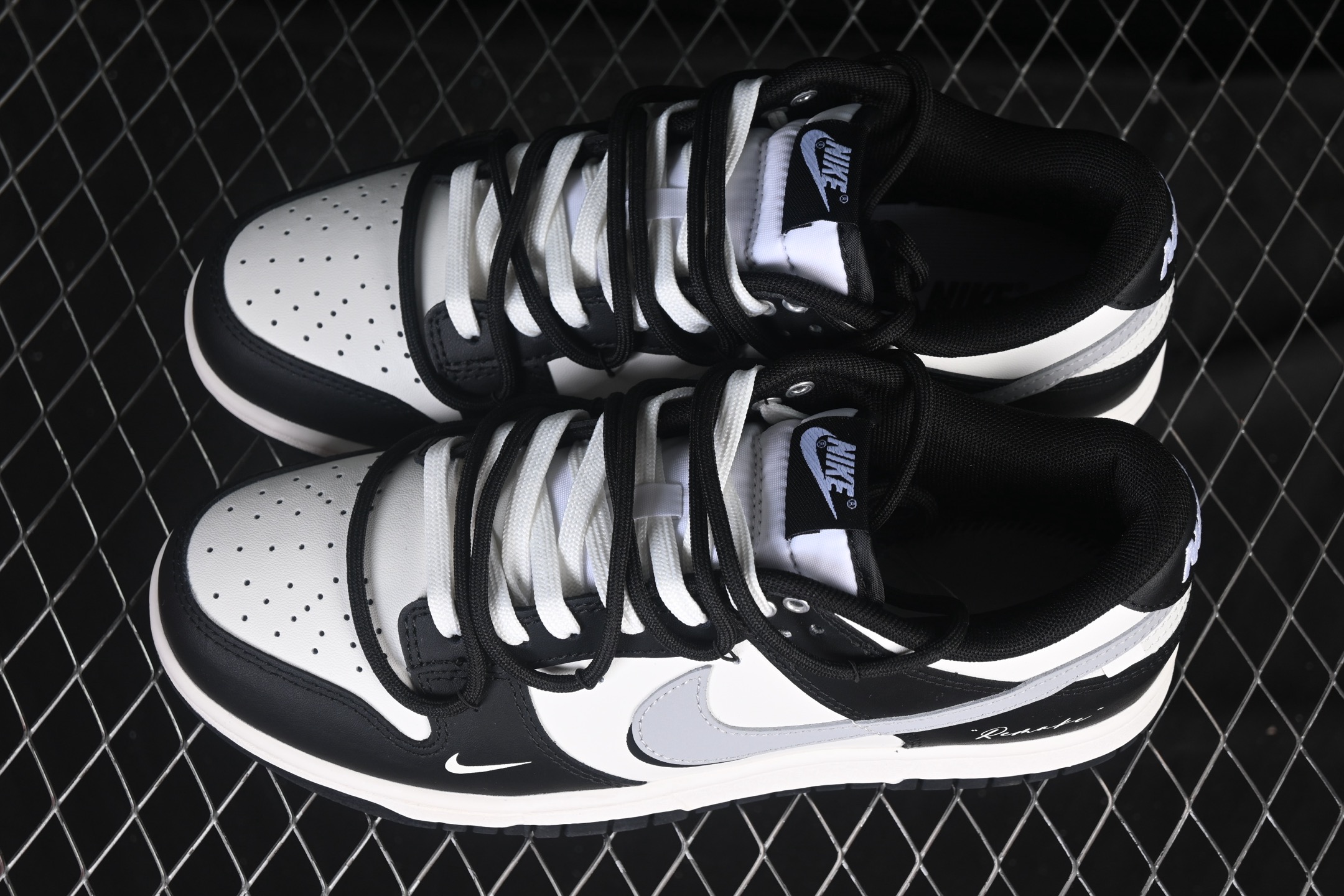 💰280公司级💰360纯原
Nike SB Dunk Low "Just Do It" 绑带 周年高端定制 低帮休闲板鞋 BG0518-092
#定制鞋盒 大厂纯原品质出货 超高清洁度 皮料切割干净无任何毛边 细节完美 
尺码：40 40.5 41 42 42.5 43 44 44.5 45 46 9.E5