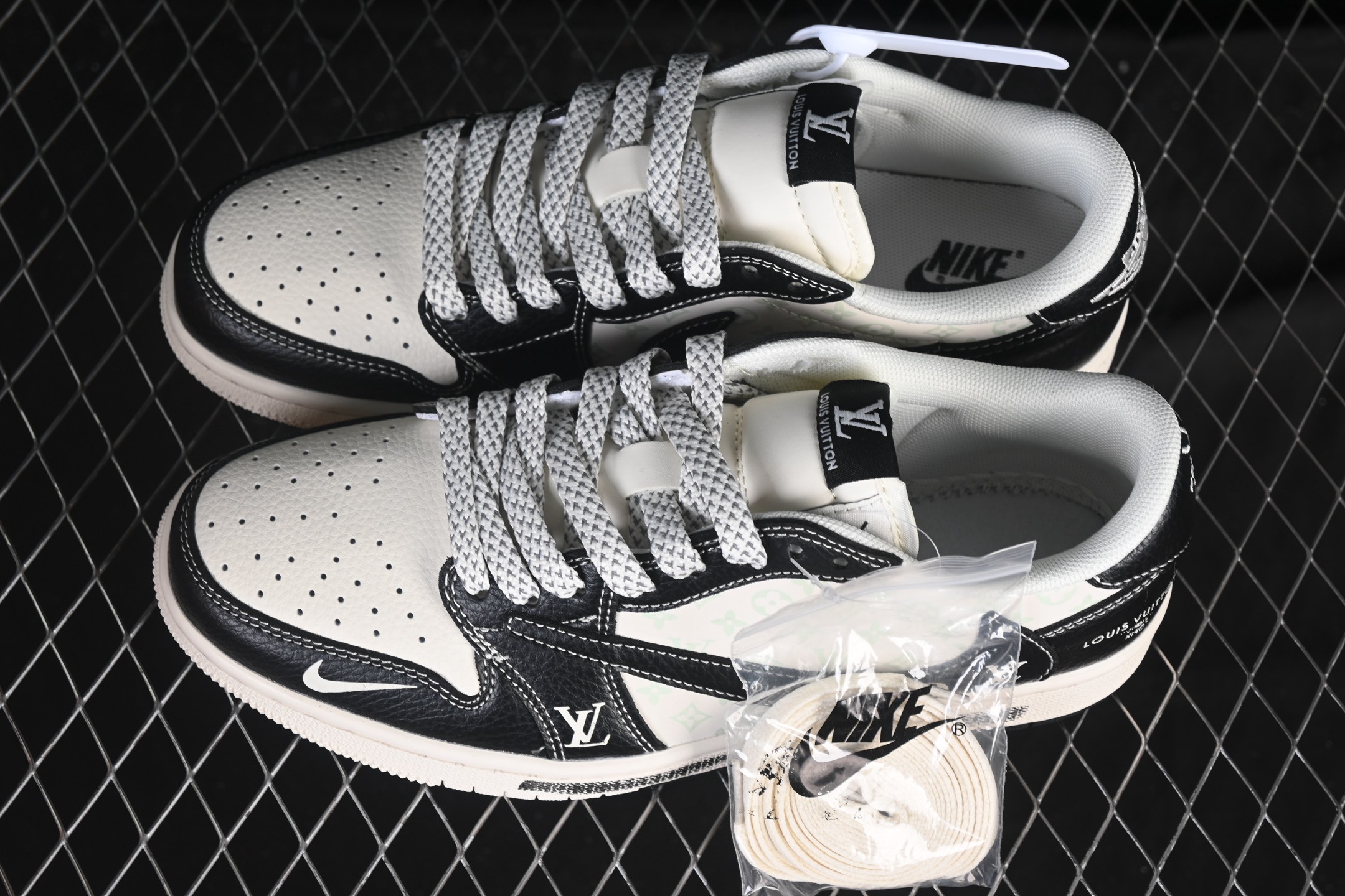 💰280公司级💰380纯原
Travis Scott x Fragment Design x Air Jordan 1 Low OG SP AJ1 乔1LV联名 黑武士涂鸦 低帮文化休闲板鞋 CX5050-Y29
#多方联名合作融合了Travis Scott 独特的音乐风格，藤原浩个性的设计风格以及Jordan品牌的经典元素 使其成为一双具有独特身份和价值的鞋子 清新而立体的外观加上联名标识更突出了其独特身份 这种配色方案显示出活力和时尚感 在视觉上引人注目 鞋身的质感和细腻的细节处理使其显得高端而格调十足 这款“倒钩”联名是设计与创意完美结合 融合多方的个性风格是一款备受瞩目的潮流鞋款
尺码：36 36.5 37.5 38 38.5 39 40 40.5 41 42 42.5 43 44 44.5 45 9.E5