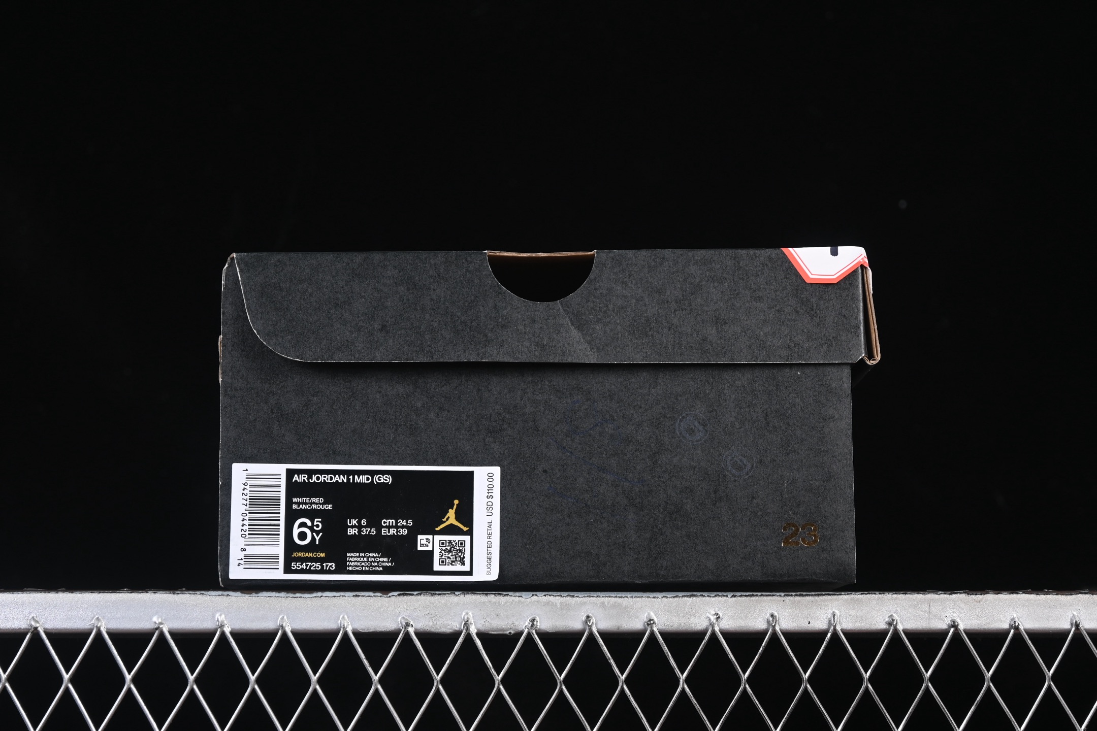 特价🉐💰180纯原 Air Jordan 1 Mid AJ1 乔1红白黑勾 中帮文化休闲板鞋 554725-173
#市售最高品质 原鞋开发 大厂代工流水线打造 公司货既视感 细节随意对比
尺码：35.5 36 36.5 37.5 38 38.5 39 40 40.5 41 42 42.5 43 44 44.5 45 46 H8C3