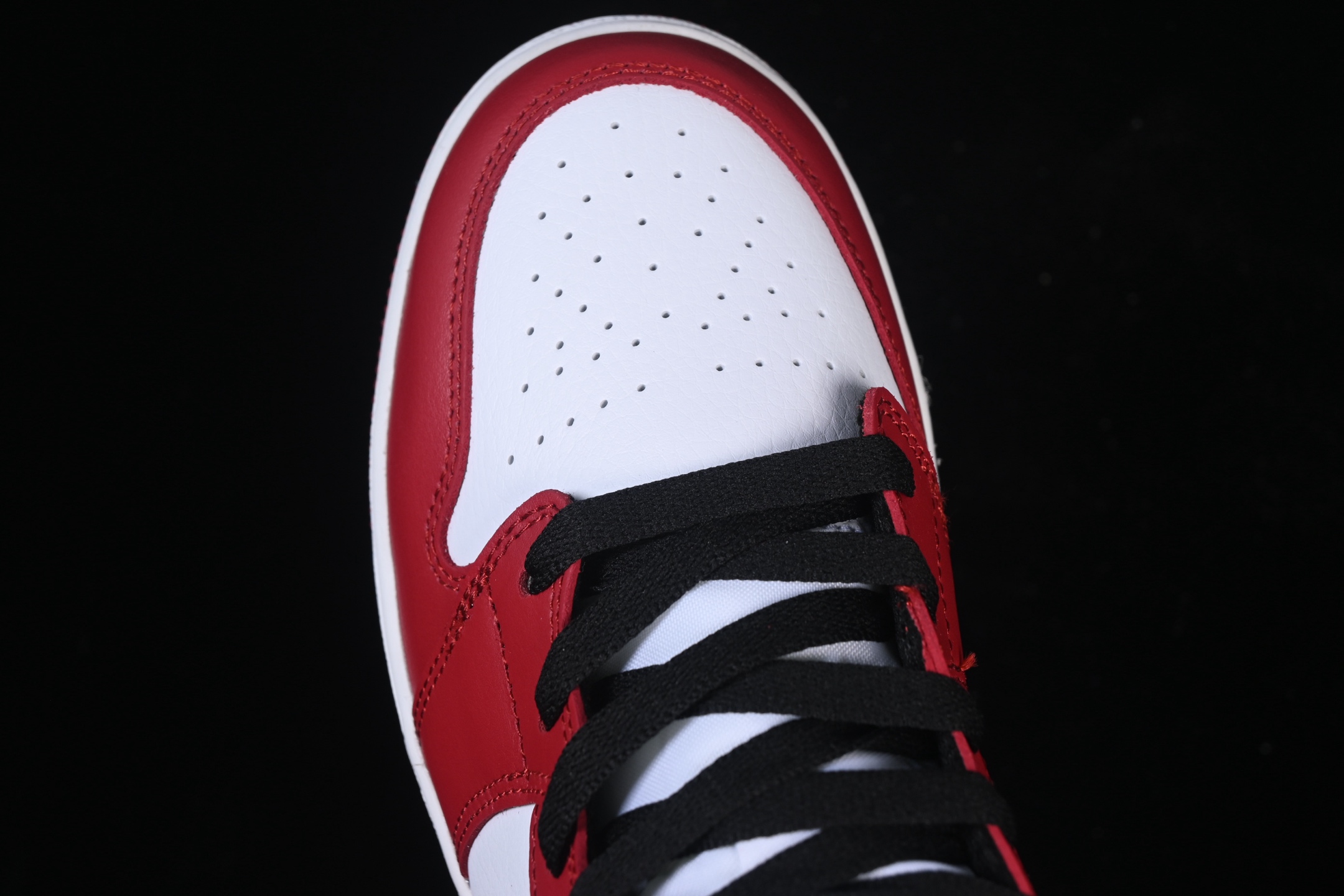 特价🉐💰180纯原 Air Jordan 1 Mid AJ1 乔1红白黑勾 中帮文化休闲板鞋 554725-173
#市售最高品质 原鞋开发 大厂代工流水线打造 公司货既视感 细节随意对比
尺码：35.5 36 36.5 37.5 38 38.5 39 40 40.5 41 42 42.5 43 44 44.5 45 46 H8C3