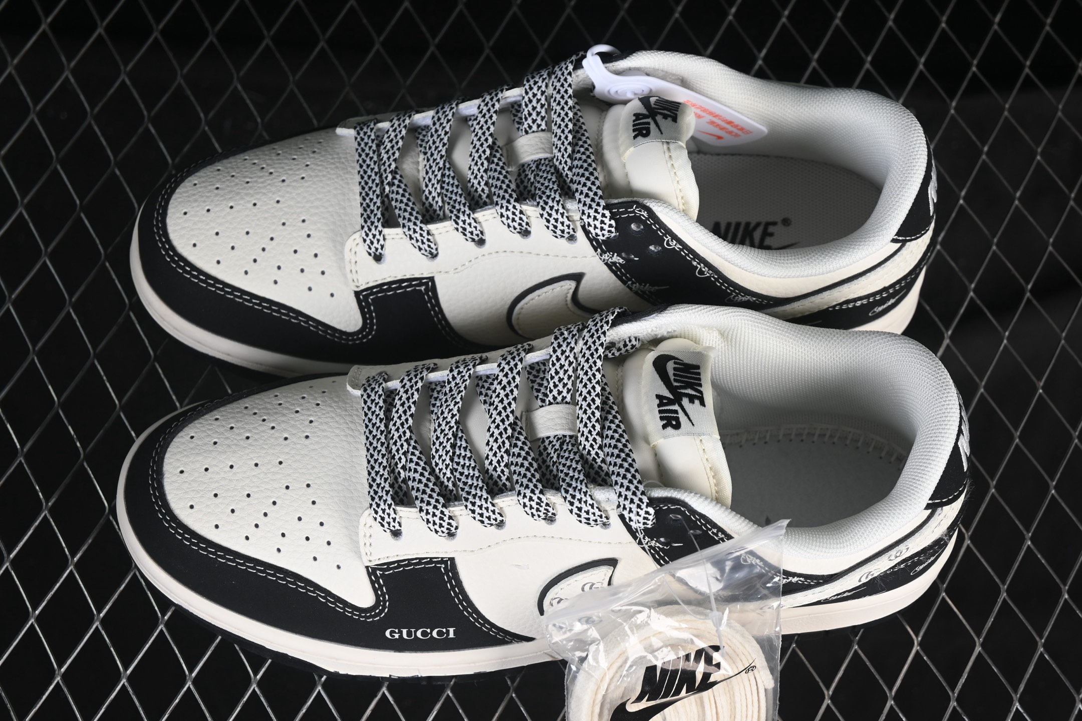 💰280公司级💰360纯原
 Nike SB Dunk Low 古驰联名 黑白熊猫 周年高端定制 低帮休闲板鞋 JP1628-021
#定制鞋盒 大厂纯原品质出货 超高清洁度 皮料切割干净无任何毛边 细节完美
尺码：36 36.5 37.5 38 38.5 39 40 40.5 41 42 42.5 43 44 44.5 45 9.E5