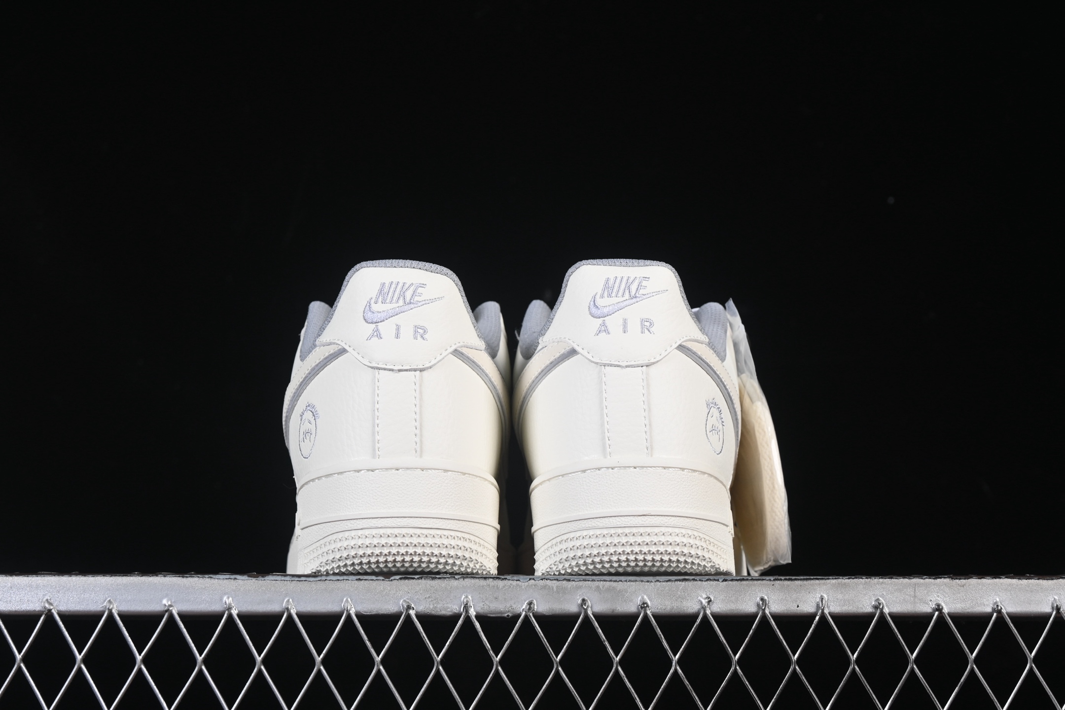 💰300纯原
Nike Air Force 1'07 Low 米白鬼脸 空军一号低帮休闲板鞋 CS5288-039
#原楦头原纸板 原装鞋盒 定制五金配件 内置全掌气垫 原厂鞋底 
尺码：36 36.5 37.5 38 38.5 39 40 40.5 41 42 42.5 43 44 44.5 45 9.D4