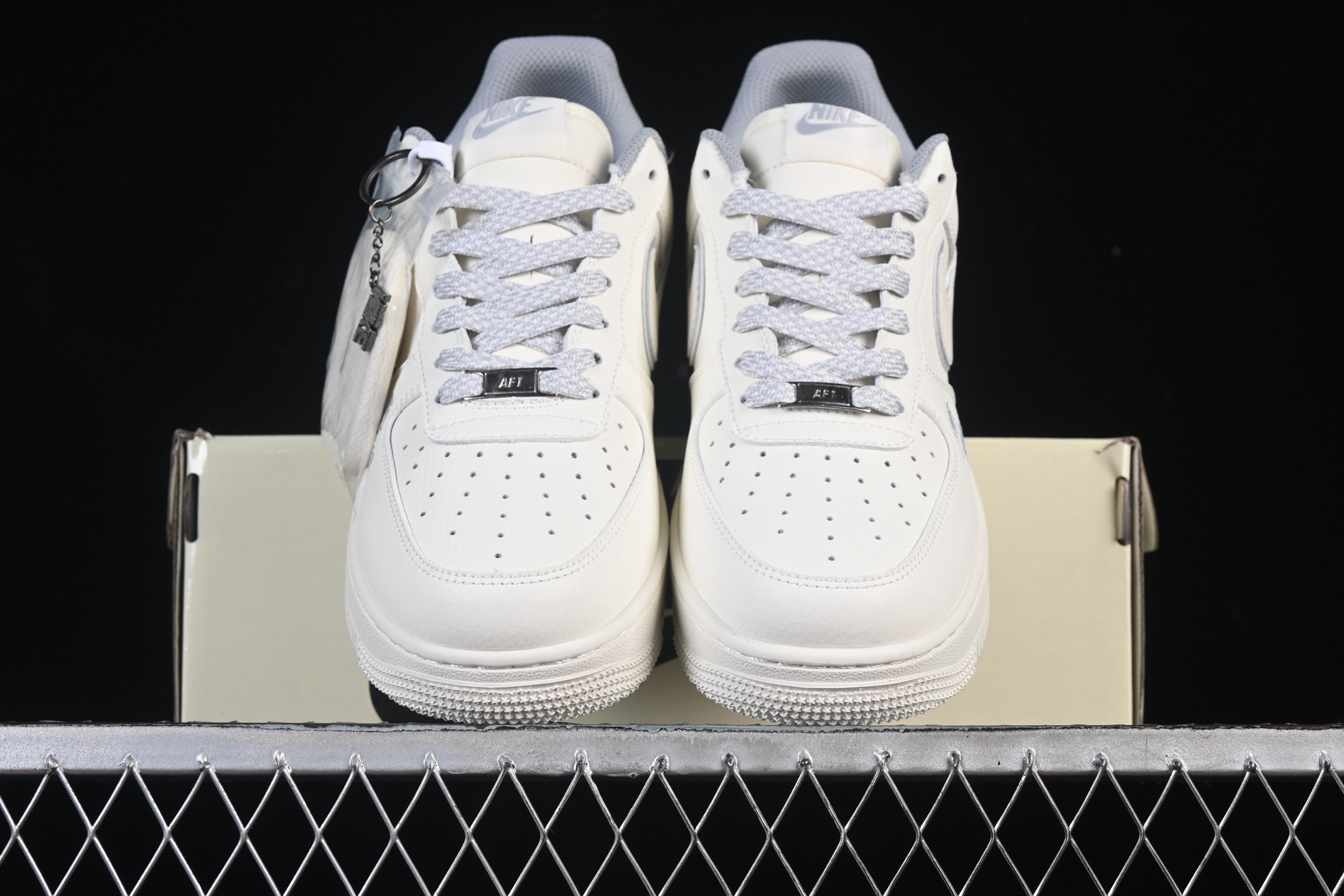 💰300纯原
Nike Air Force 1'07 Low 米白鬼脸 空军一号低帮休闲板鞋 CS5288-039
#原楦头原纸板 原装鞋盒 定制五金配件 内置全掌气垫 原厂鞋底 
尺码：36 36.5 37.5 38 38.5 39 40 40.5 41 42 42.5 43 44 44.5 45 9.D4