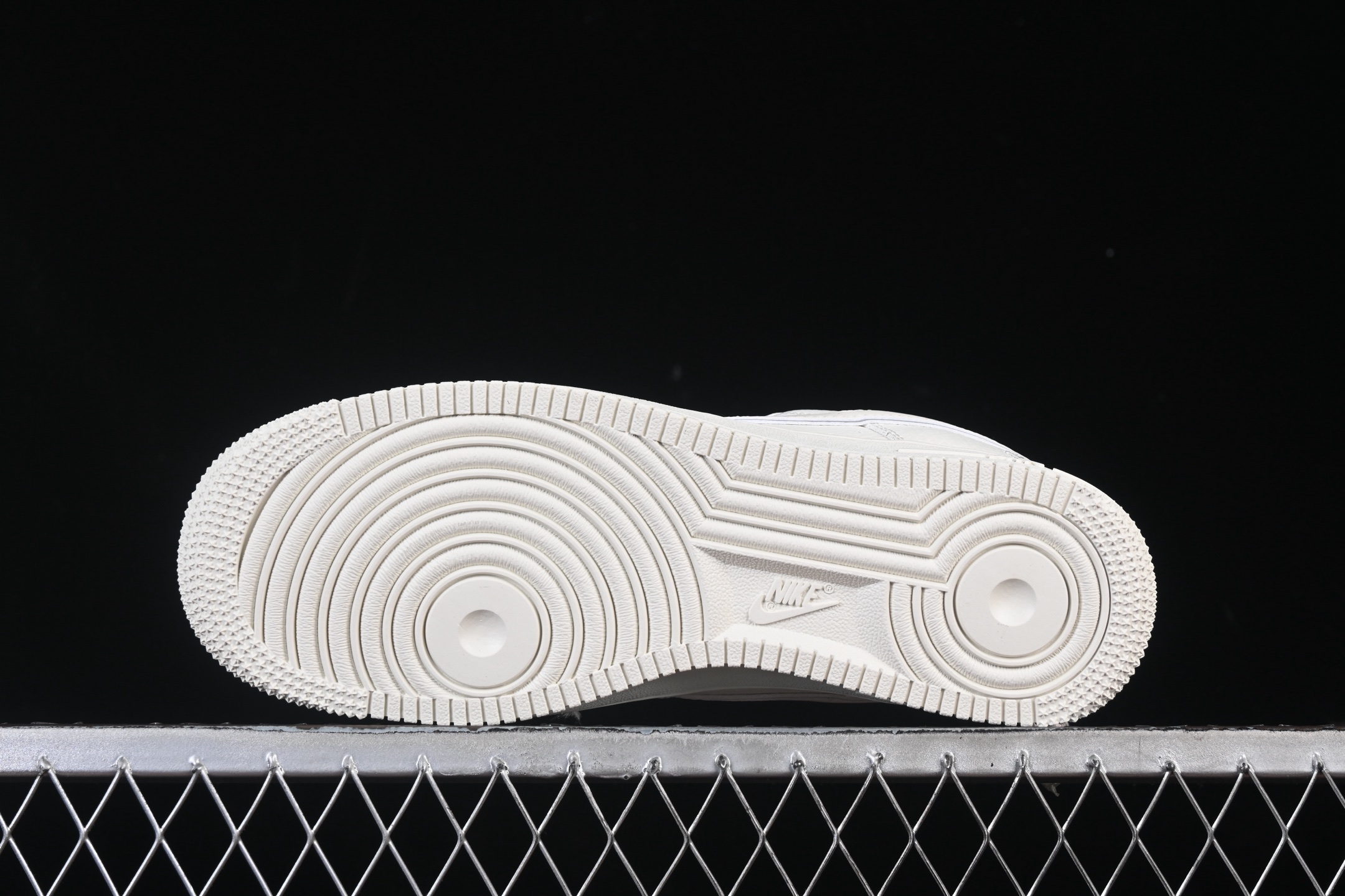 💰300纯原
Nike Air Force 1'07 Low 米白鬼脸 空军一号低帮休闲板鞋 CS5288-039
#原楦头原纸板 原装鞋盒 定制五金配件 内置全掌气垫 原厂鞋底 
尺码：36 36.5 37.5 38 38.5 39 40 40.5 41 42 42.5 43 44 44.5 45 9.D4