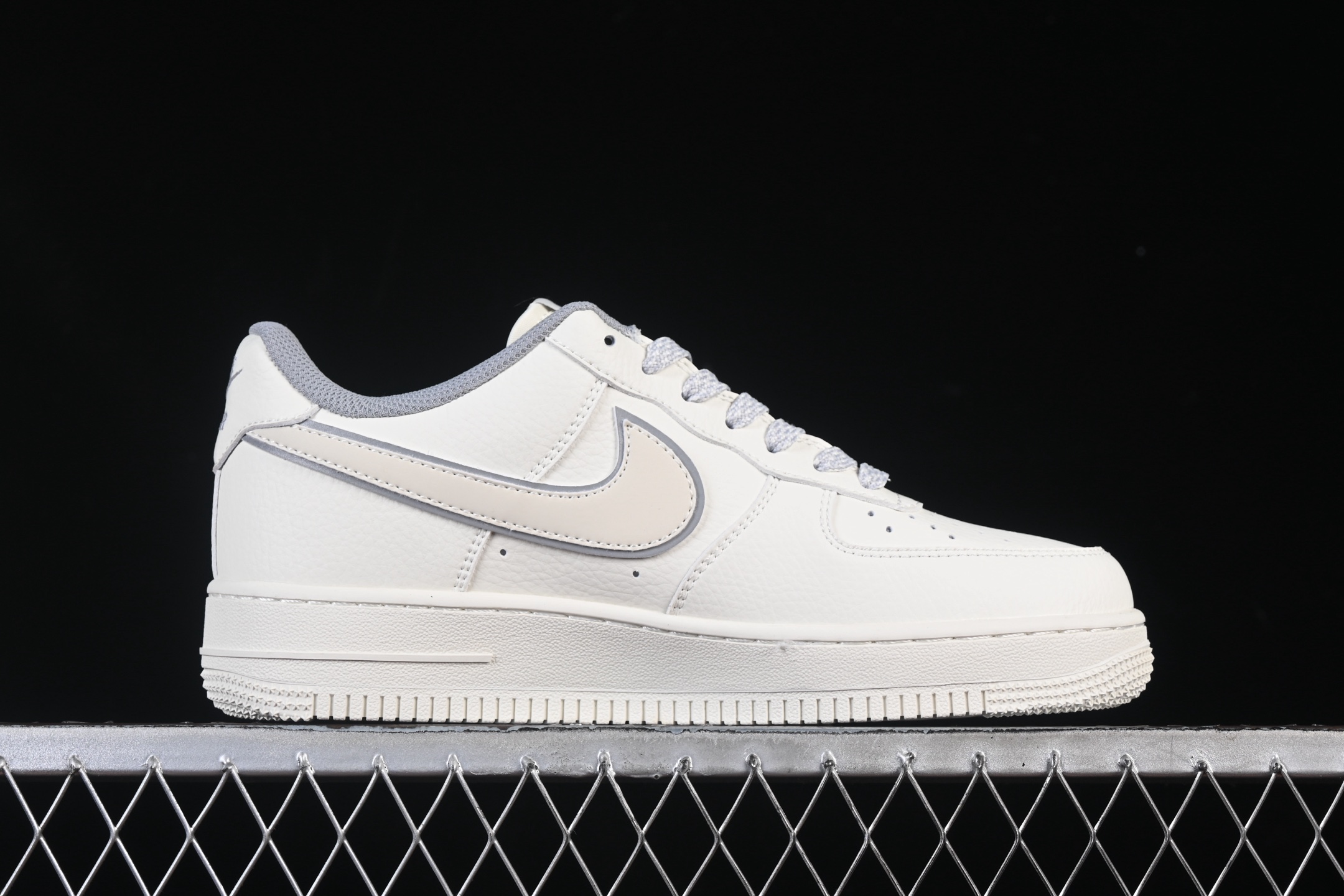 💰300纯原
Nike Air Force 1'07 Low 米白鬼脸 空军一号低帮休闲板鞋 CS5288-039
#原楦头原纸板 原装鞋盒 定制五金配件 内置全掌气垫 原厂鞋底 
尺码：36 36.5 37.5 38 38.5 39 40 40.5 41 42 42.5 43 44 44.5 45 9.D4