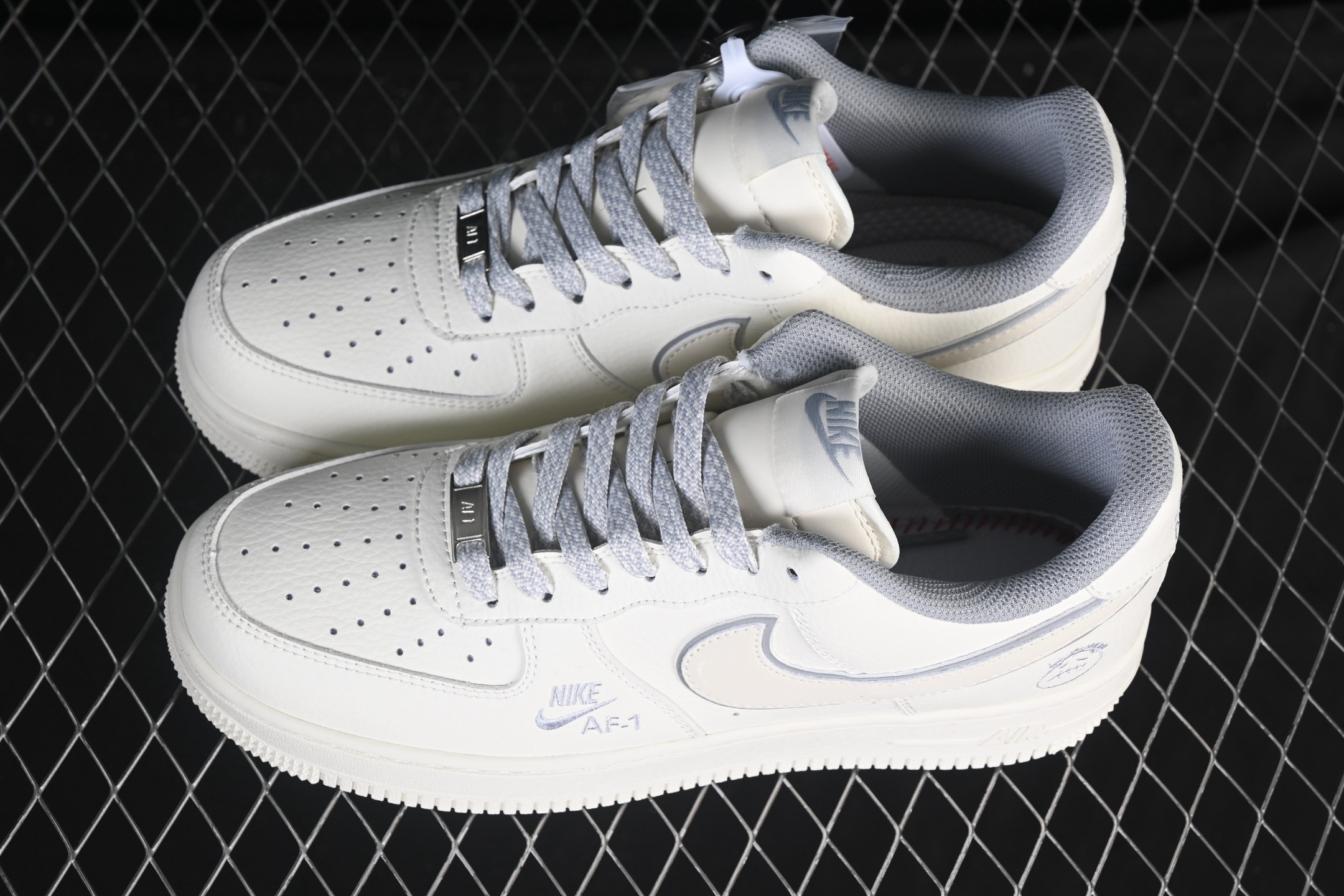 💰300纯原
Nike Air Force 1'07 Low 米白鬼脸 空军一号低帮休闲板鞋 CS5288-039
#原楦头原纸板 原装鞋盒 定制五金配件 内置全掌气垫 原厂鞋底 
尺码：36 36.5 37.5 38 38.5 39 40 40.5 41 42 42.5 43 44 44.5 45 9.D4